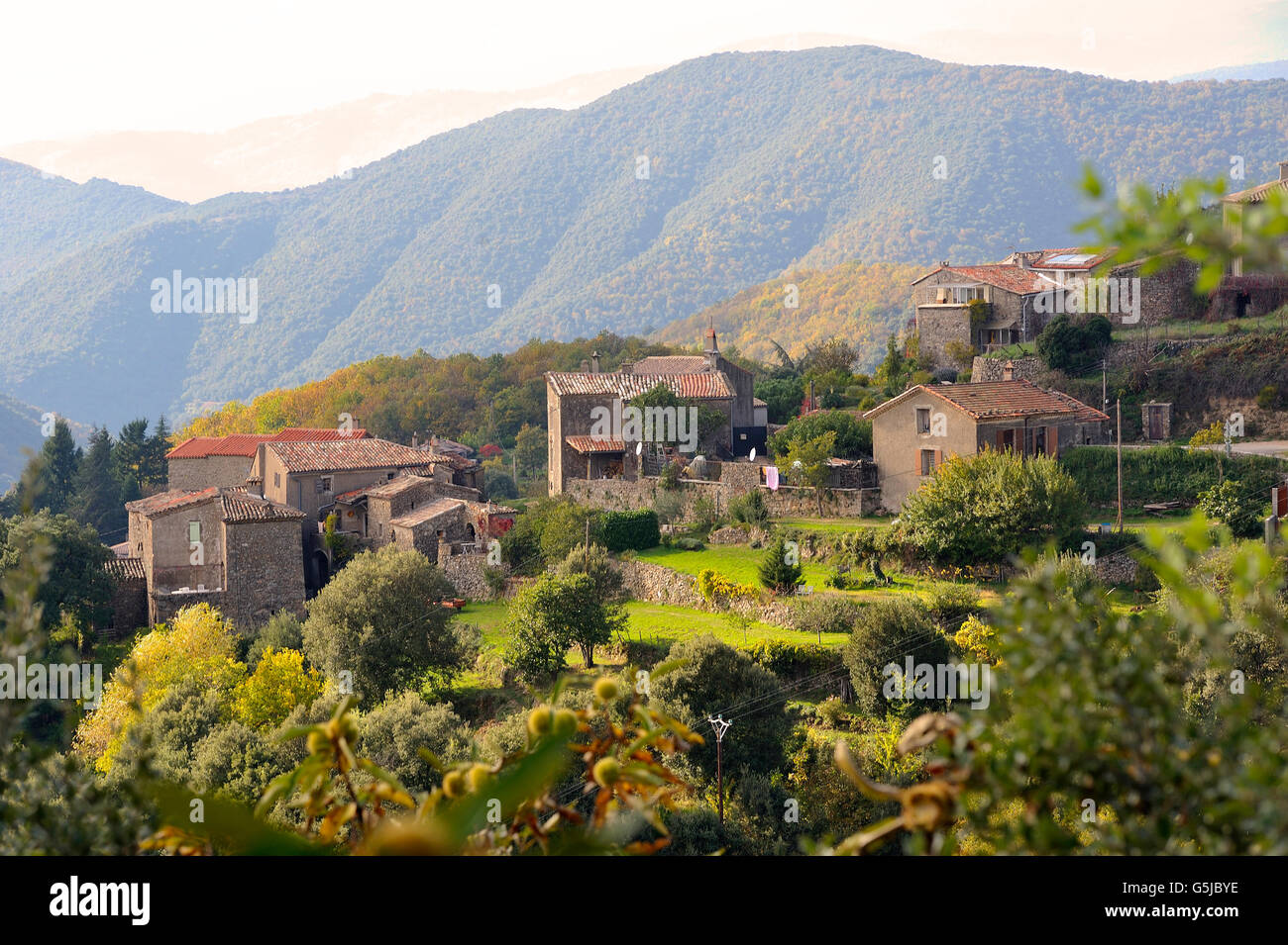 Dorf, umgeben von Natur im Herzen der französischen Cevennen-Nationalpark im vollen Herbst Stockfoto