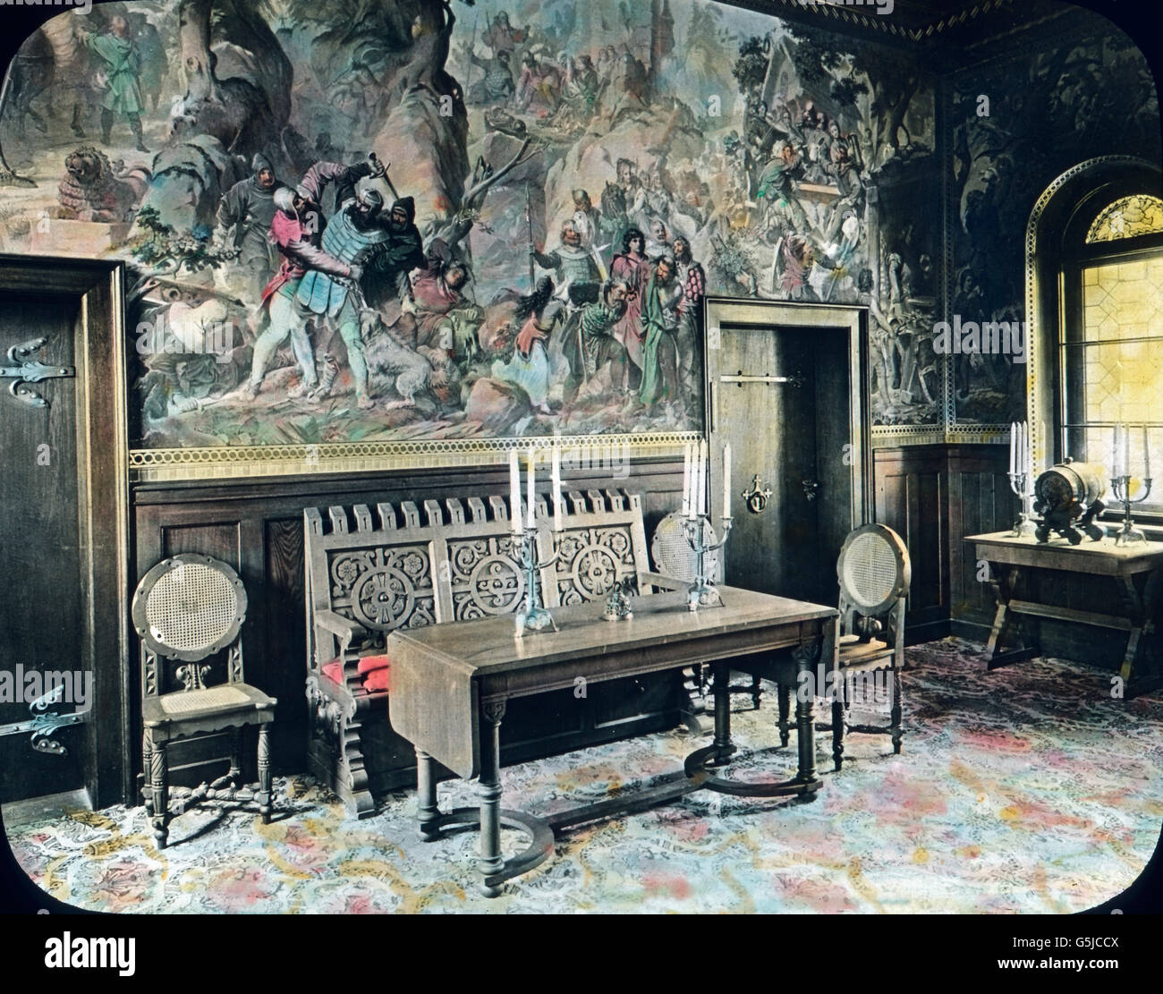 Speisezimmer von König Ludwig II. Auf Schloß Neuschwanstein in Bayern. Speisesaal des Königs Louis II bei Schloss Neuschwanstein in Bayern. Stockfoto