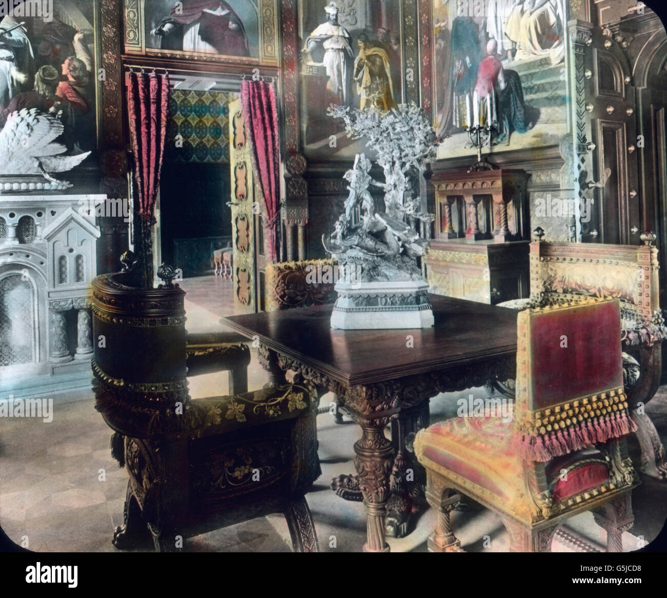 Im Speisezimmer von König Ludwig II. Auf Schloß Neuschwanstein in Bayern. Im Speisesaal des Königs Louis II bei Schloss Neuschwanstein in Bayern. Stockfoto