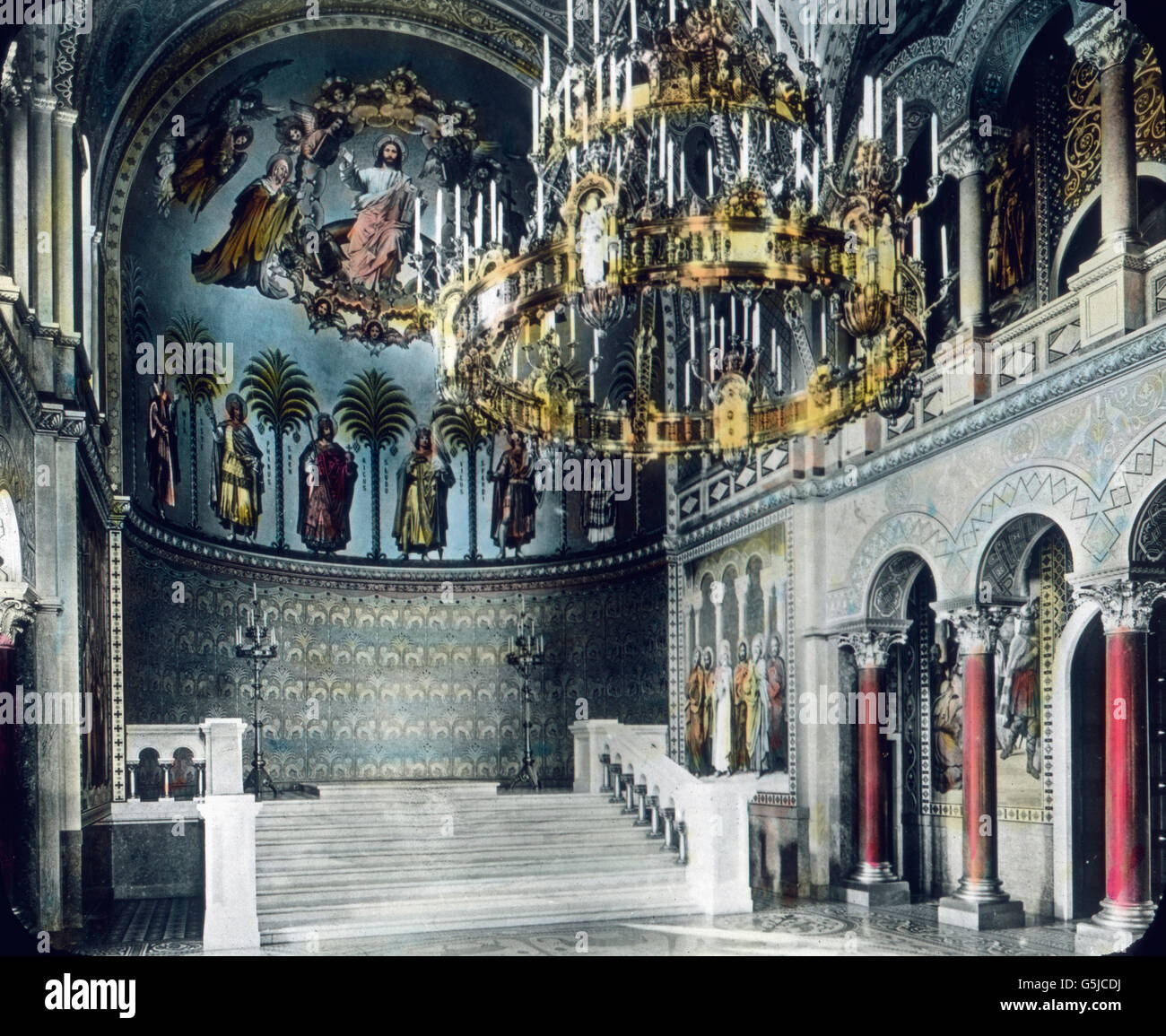 Sterben Thronempore Im Thronsaal von König Ludwig II. Auf Schloß Neuschwanstein in Bayern. Galerie Thron im Thronsaal des Königs Louis II bei Schloss Neuschwanstein in Bayern. Stockfoto