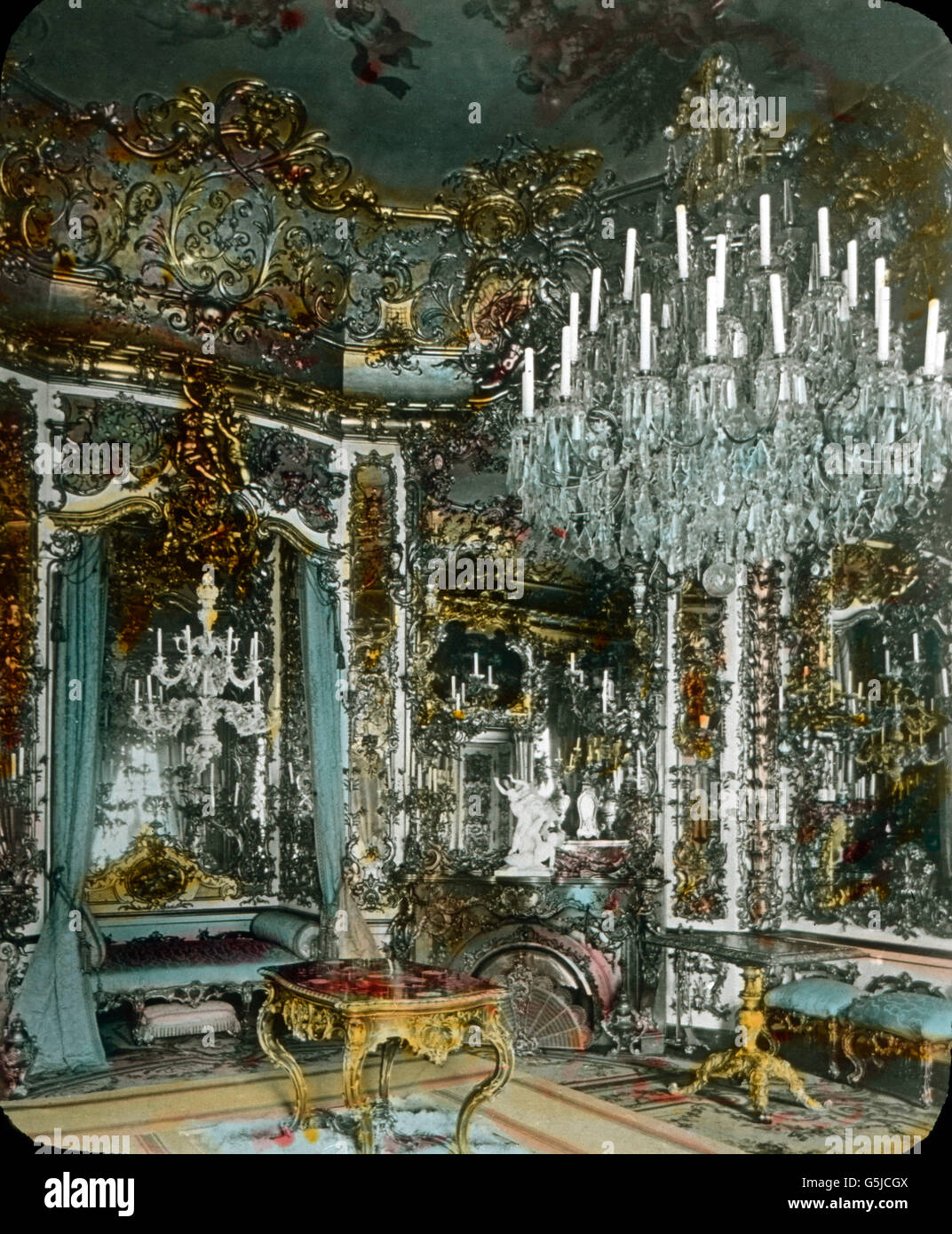 Das bedrooms von König Ludwig II. Auf Schloß Linderhof in Ettal in Bayern. Schlafzimmer des Königs Louis II Schloss Linderhof bei Ettal in Bayern. Stockfoto