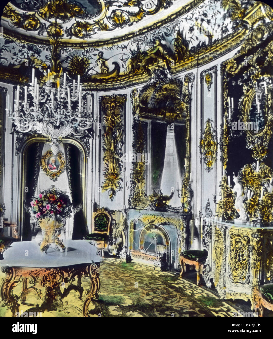 Der Speisesaal Auf Schloß Linderhof in Ettal in Bayern. Speisesaal im Schloss Linderhof bei Ettal in Bayern. Stockfoto