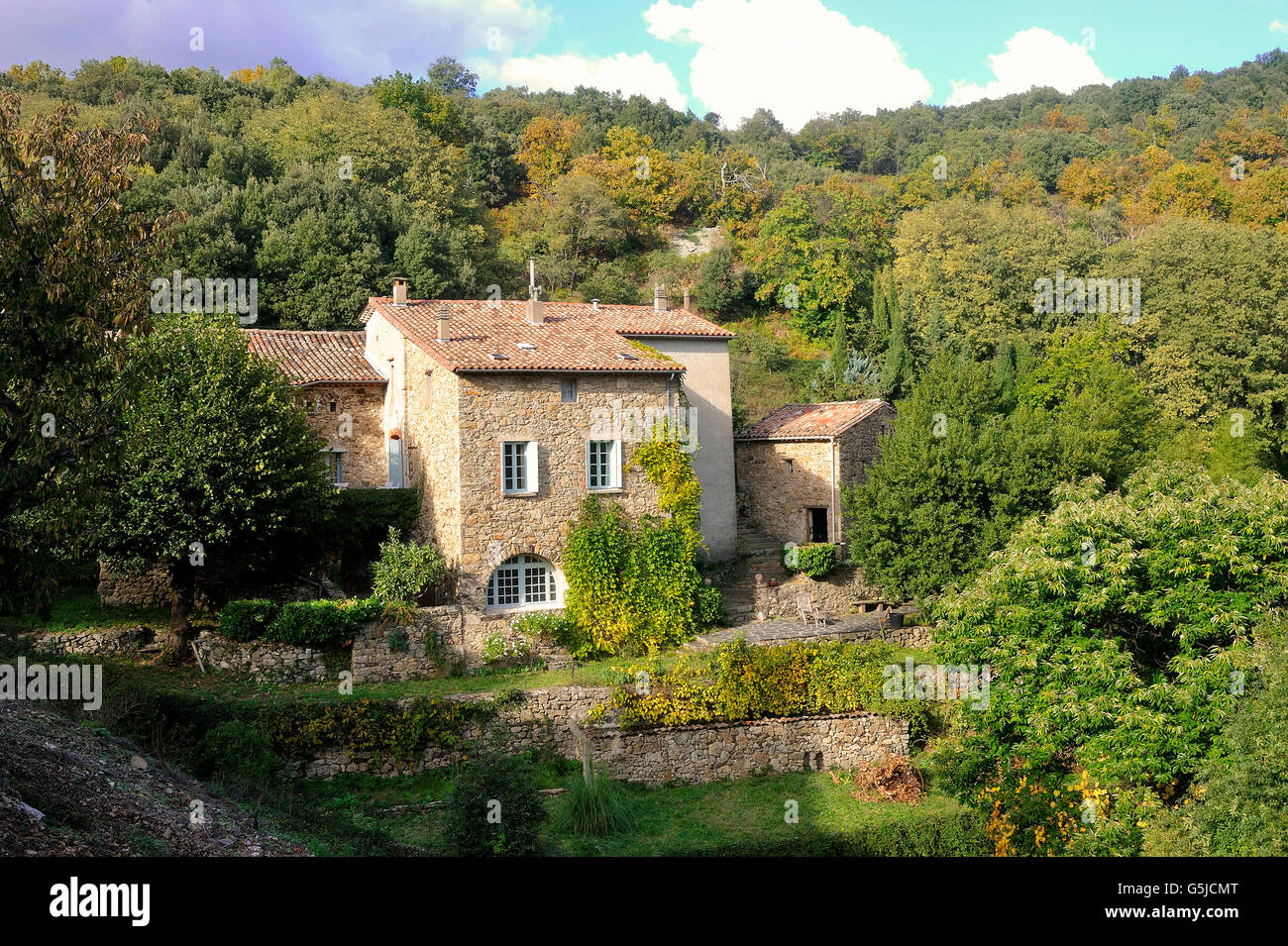 Dorf, umgeben von Natur im Herzen der französischen Cevennen-Nationalpark im vollen Herbst Stockfoto