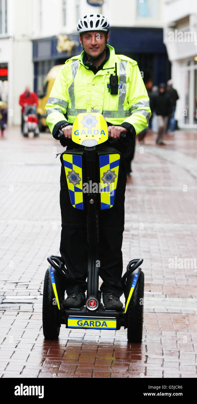 Speziell ausgebildeter Garda David Campbell auf der Grafton Street, als er beginnt, das Stadtzentrum auf einem von zwei neuen Segways patrouillieren, die von der Dublin City Business Association heute gespendet werden. Stockfoto