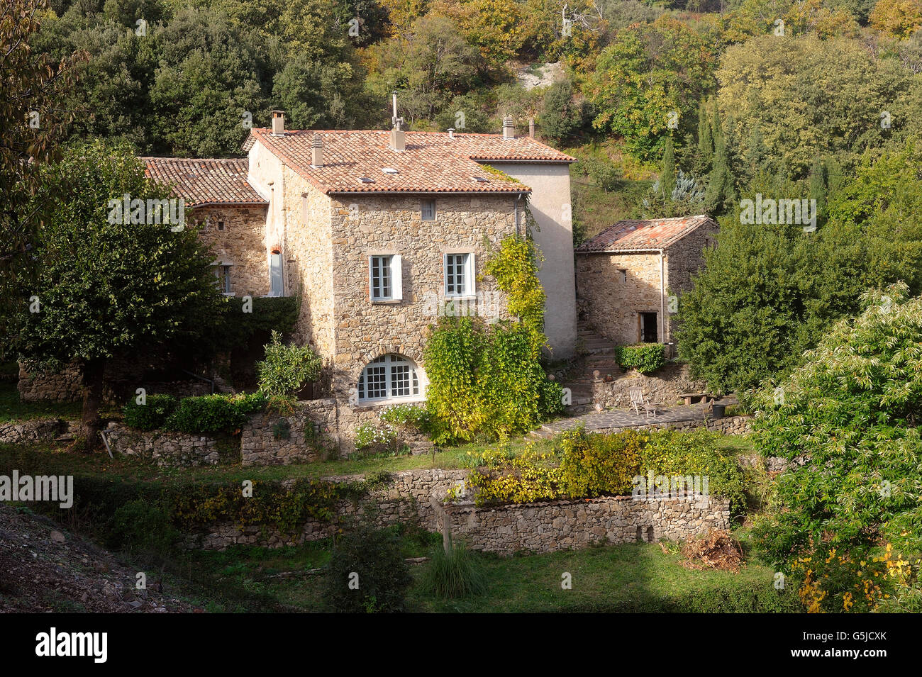 Dorf, umgeben von Natur im Herzen der französischen Cevennen-Nationalpark im vollen Herbst Stockfoto