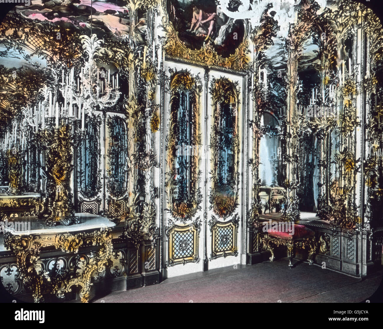 Ankleidezimmer Im Neuen Schloß Herrenchiemsee in Herrenchiemsee in Bayern. Garderobe in das neue Schloss Herrenchiemsee auf Herrenchiemsee in Bayern. Stockfoto