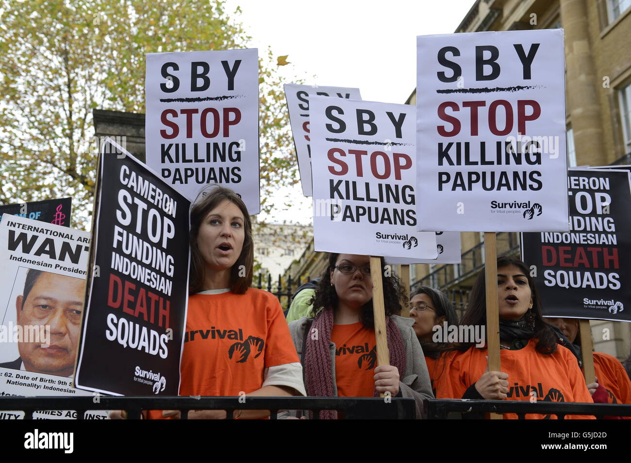 Eine internationale Survival-Demonstration anlässlich des Staatsbesuchs des indonesischen Präsidenten Susilo Bambang Yudhoyono findet vor der Downing Street in London statt. Stockfoto