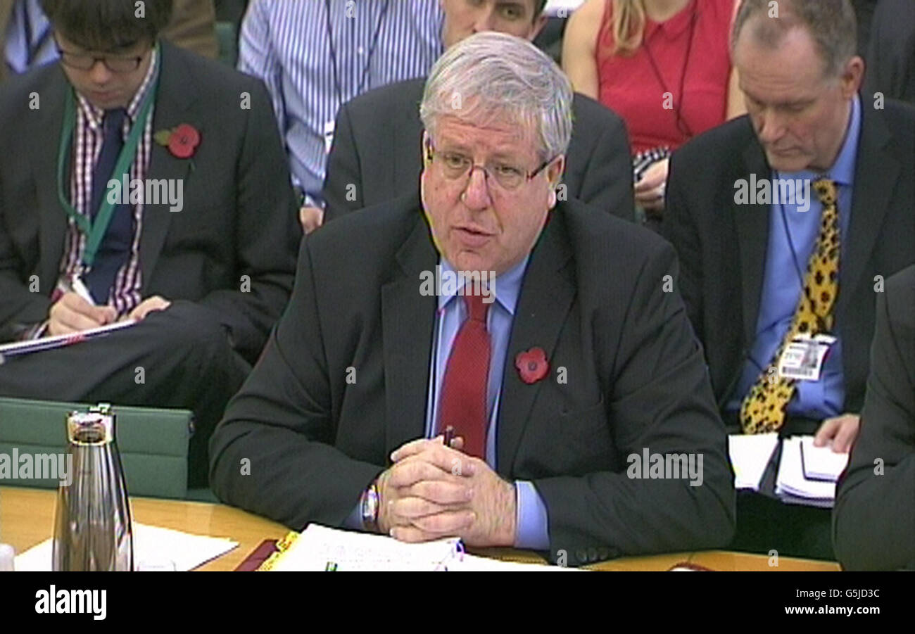 Verkehrssekretär Patrick McLoughlin beantwortet im Transportausschuss des Unterhauses Fragen über das Fiasko rund um das Bahngeschäft an der Westküste. Stockfoto