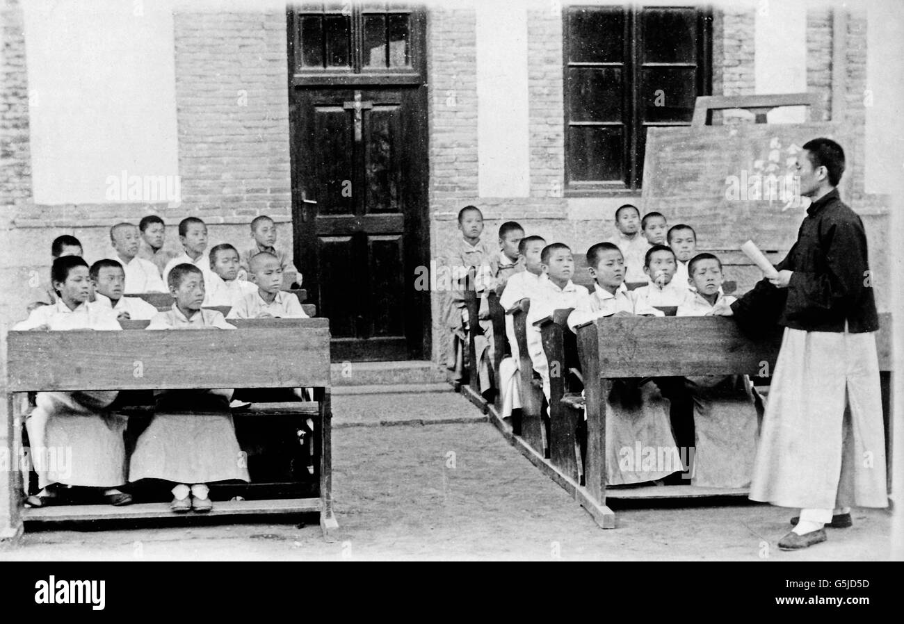 Ein Lehrer Unterrichtet Seine Schulklasse, China 1910er Jahre. Ein Lehrer mit den Schülern im Unterricht, China 1910er Jahre. Stockfoto