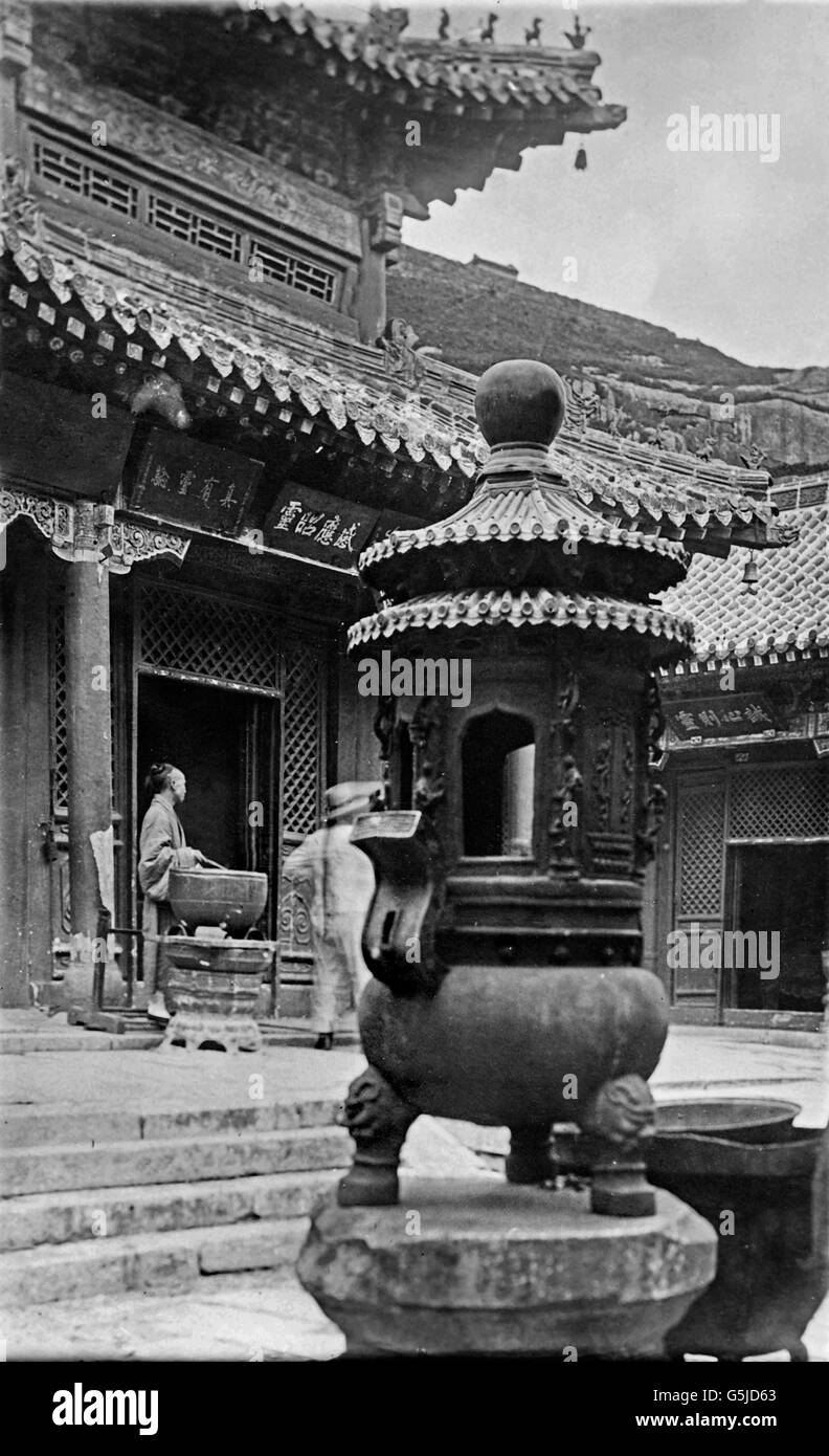 Der Hof Im Himmelstempel in Peking, China 1910er Jahre. Hof des Tempels des Himmels in Beijing, China. 1910er Jahre. Stockfoto