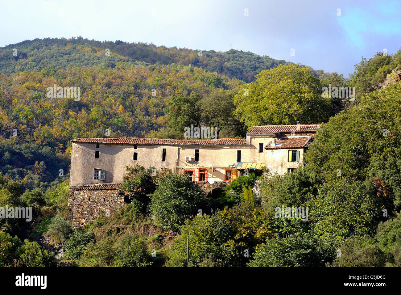 Dorf, umgeben von Natur im Herzen der französischen Cevennen-Nationalpark im vollen Herbst Stockfoto