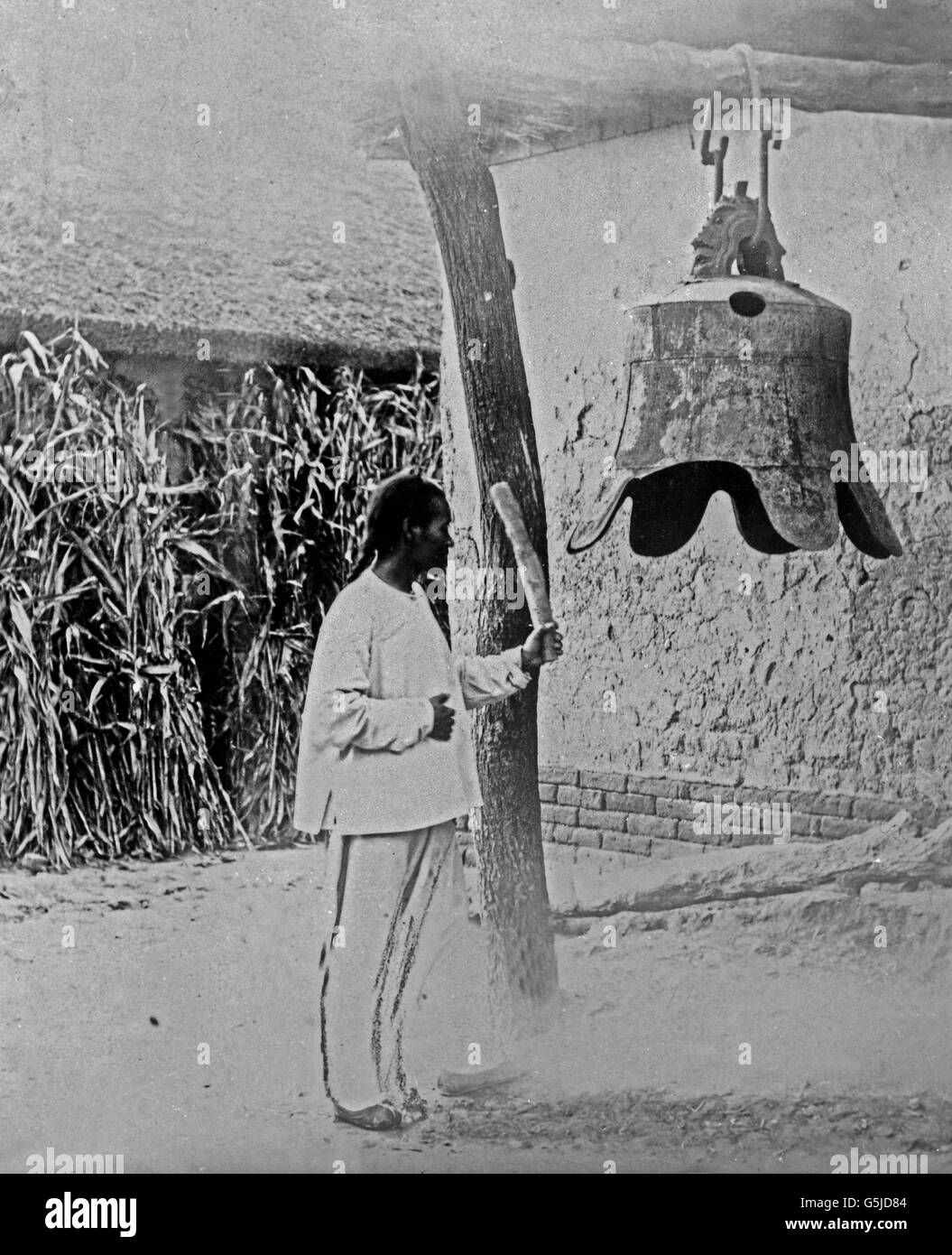 Sterben Sie Glocke Klage Zum Gebet, China 1910er Jahre. Ein Gebet Glocke, China 1910er Jahre. Stockfoto