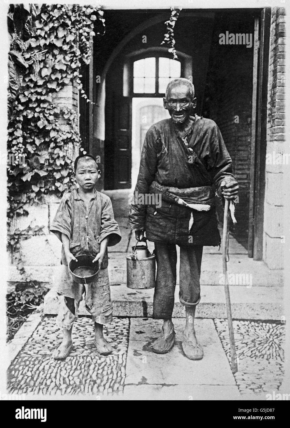 Im Kloster Sind Auch Viele Laienhelfer, China 1910er Jahre. Zwei Helfer in einem Kloster, China 1910er Jahre. Stockfoto