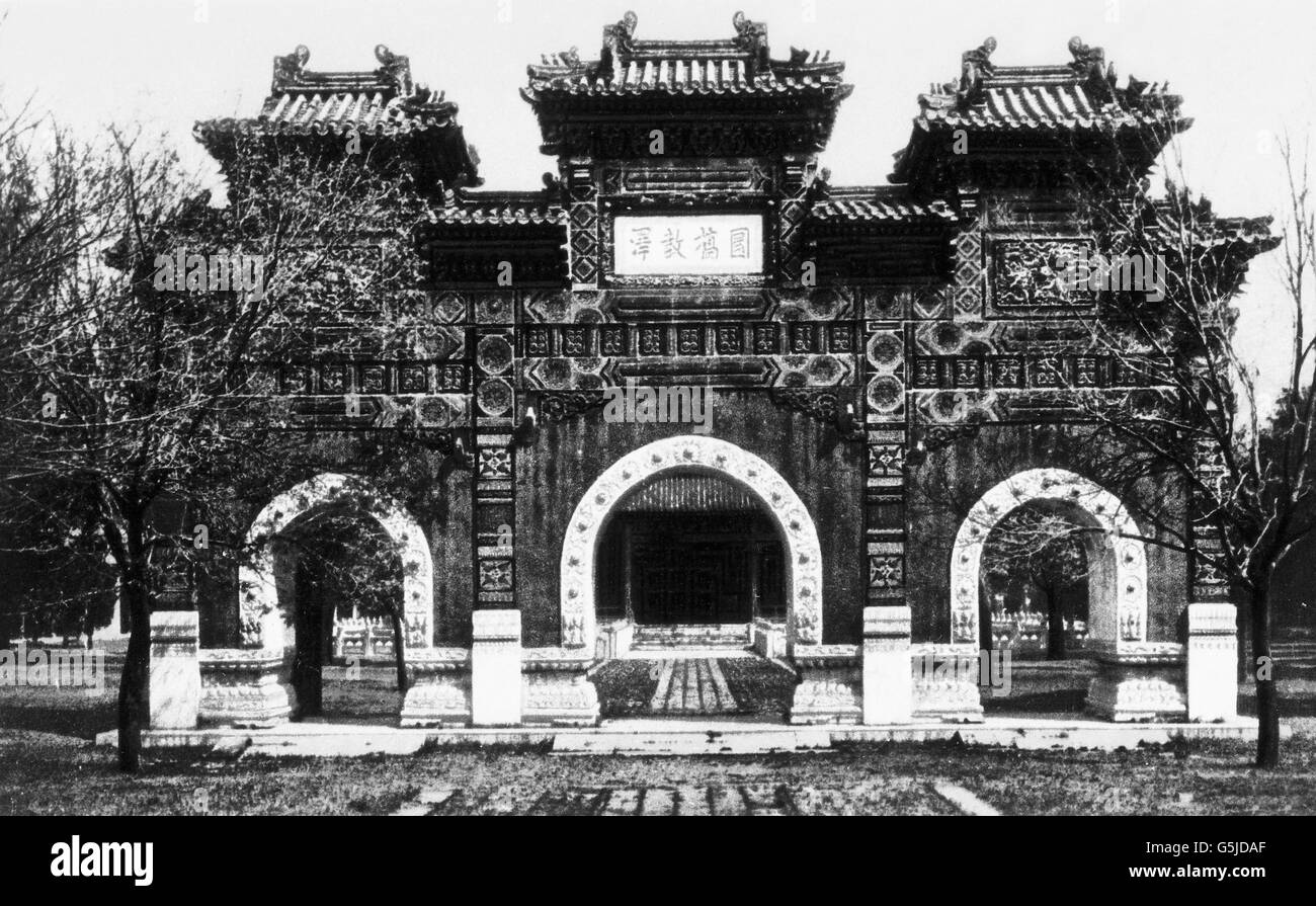 Ein Stadttor in Peking, China 1910er Jahre. Stadttor in Peking, China, 1910er Jahre- Stockfoto