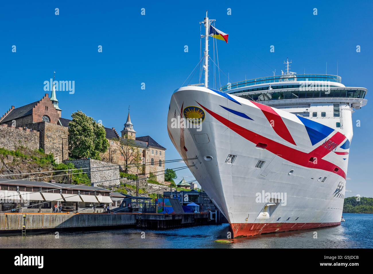 Kreuzfahrtschiff vor Anker, neben dem Schloss Oslo Norwegen Stockfoto