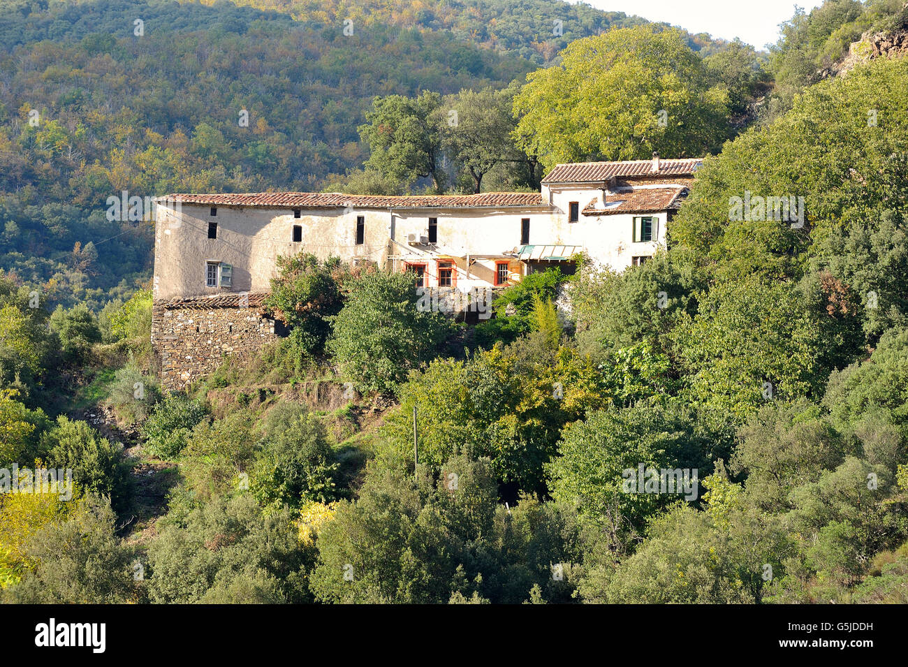 Dorf, umgeben von Natur im Herzen der französischen Cevennen-Nationalpark im vollen Herbst Stockfoto