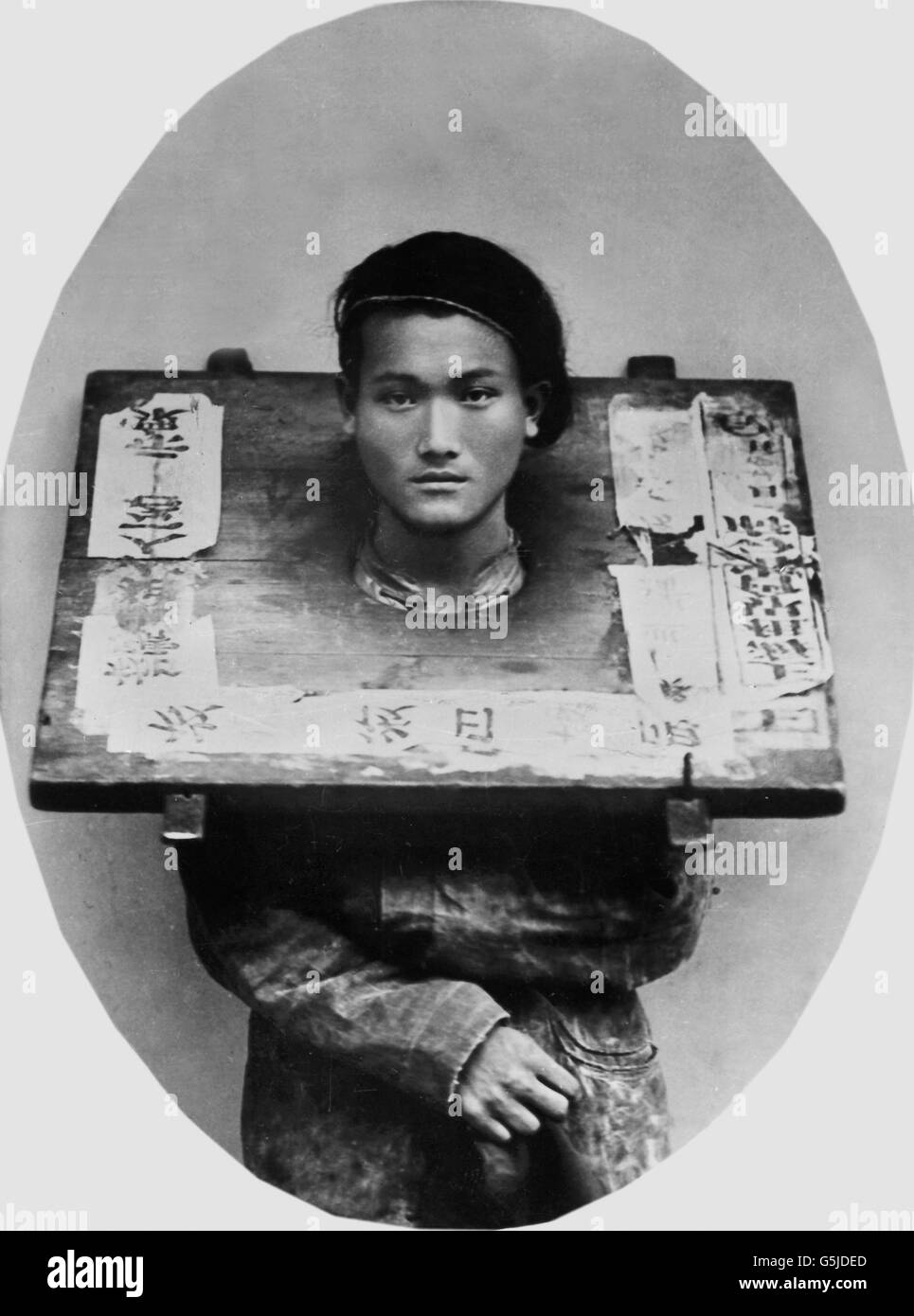 Ein Mann Im Kang, Dem Pranger, China 1910er Jahre. Ein Mann an den Pranger, China 1910er Jahre. Stockfoto