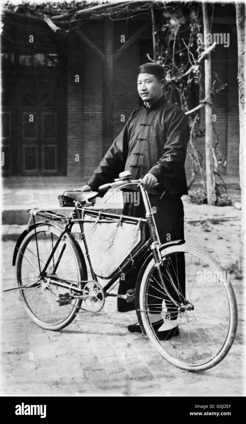 Das Fahrrad War Und ist Ein Beliebtes Verkehrsmittel in China, 1910er Jahre. Chinaman mit Fahrrad, 1910er Jahre. Stockfoto