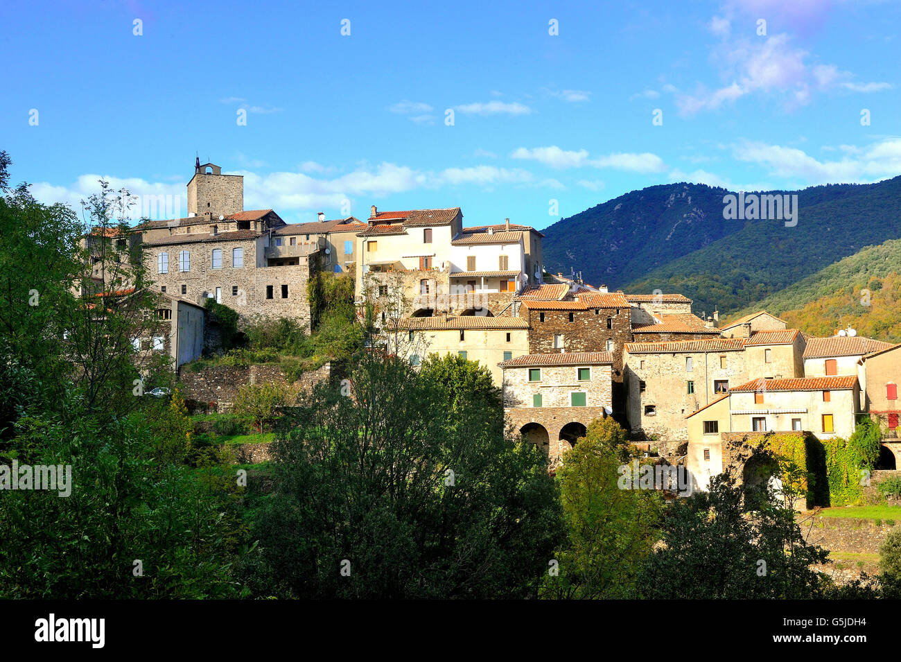 Dorf, umgeben von Natur im Herzen der französischen Cevennen-Nationalpark im vollen Herbst Stockfoto