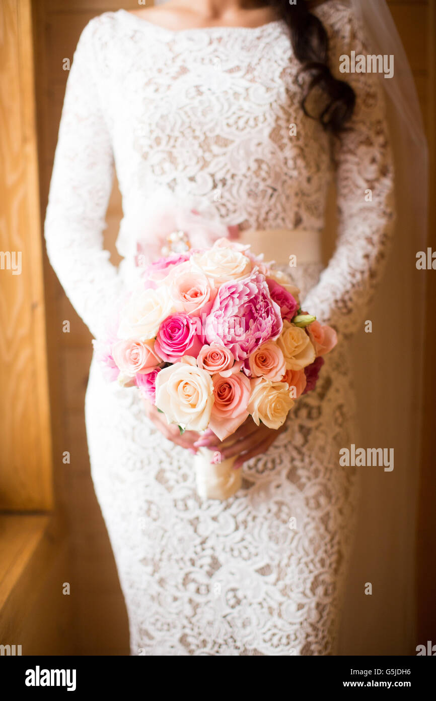 Braut mit Blumen am Tag Hochzeit Stockfoto