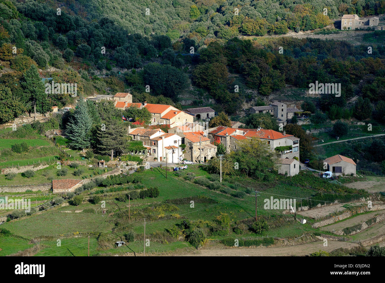 Dorf, umgeben von Natur im Herzen der französischen Cevennen-Nationalpark im vollen Herbst Stockfoto