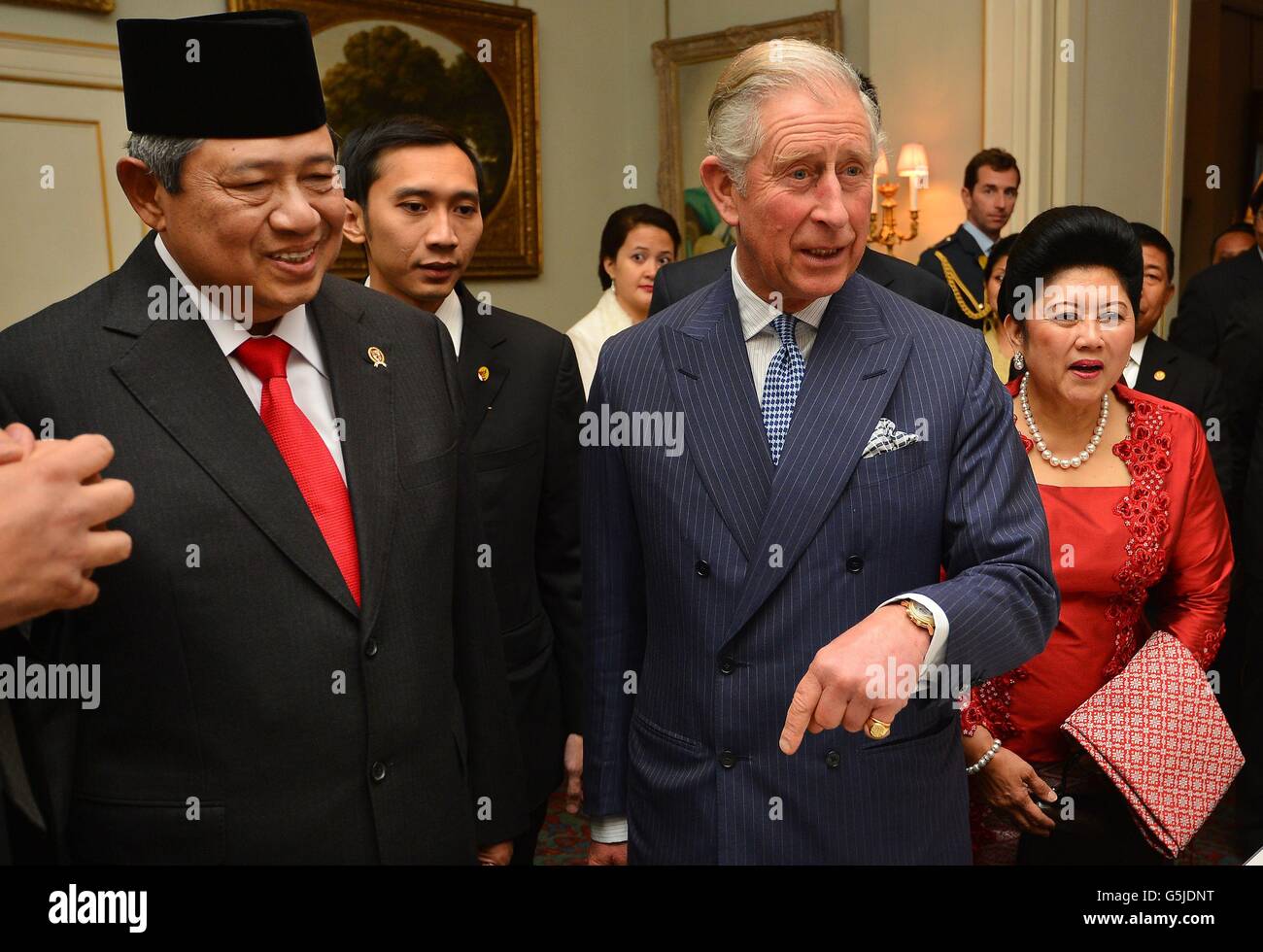 Der Prinz von Wales mit dem indonesischen Präsidenten Susilo Bambang Yudhoyono und seiner Frau Ani, während sie am ersten Tag seines Staatsbesuches in Großbritannien eine Ausstellung des Oxford Centre for Islamic Studies im Clarence House im Zentrum Londons besichtigen. Stockfoto