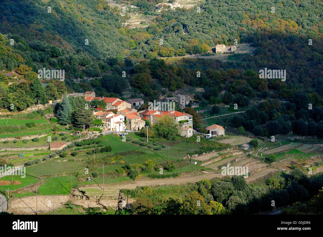 Dorf, umgeben von Natur im Herzen der französischen Cevennen-Nationalpark im vollen Herbst Stockfoto