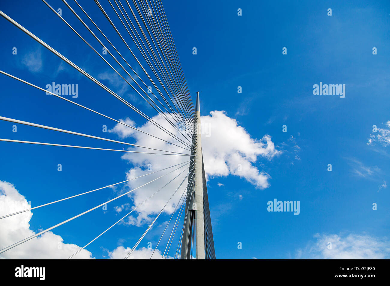 Blick auf die Wolkengebilde auf dem blauen Himmel und Teil der Brücke Stockfoto