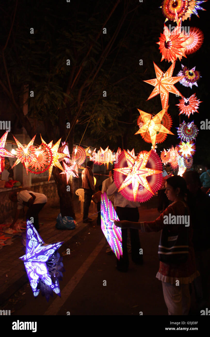 Indianer Shop für traditionelle Laternen Himmelslaternen auf einer Straßenseite Shop, anlässlich des Diwali-fest in Indien genannt Stockfoto