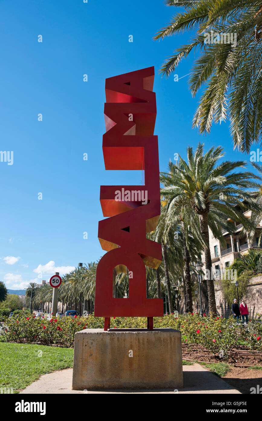 Vertikale Nahaufnahme von dem riesigen roten Palma Zeichen in Palma de Mallorca. Stockfoto