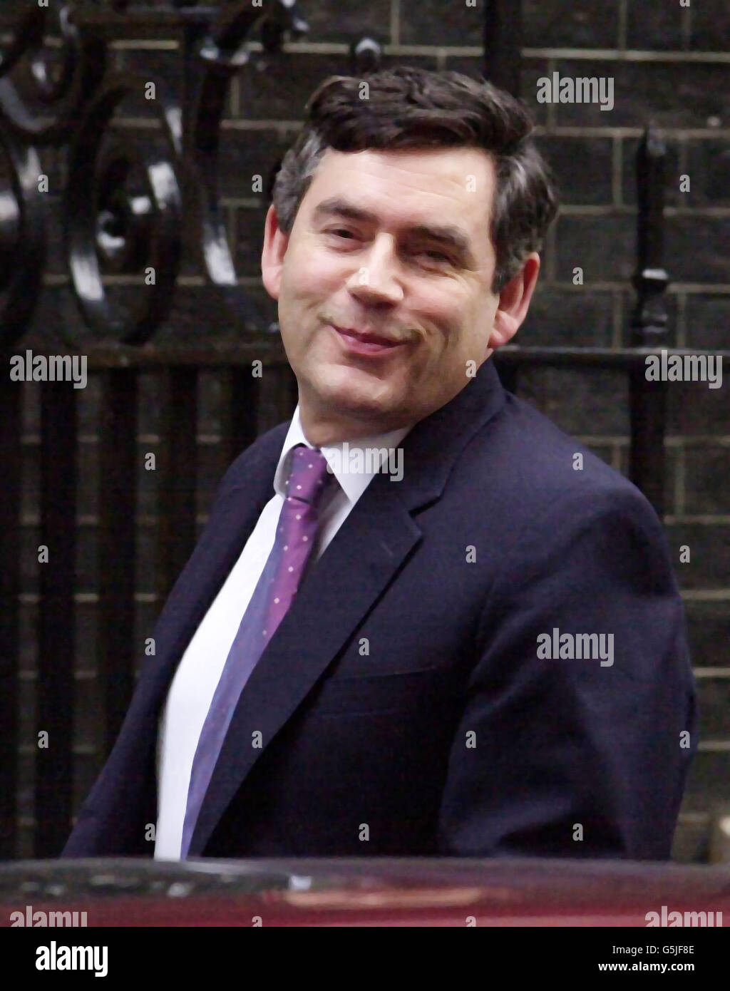 Bundeskanzler Gordon Brown kommt am Tag der Rede vor dem Haushaltsplan zur Kabinettssitzung in Downing St, London, an. Der Luft- und Raumfahrtgigant BAE Systems kündigte an, aufgrund der Verlangsamung nach den Terroranschlägen vom 11. September 1700 Arbeitsplätze zu kürzen. Stockfoto