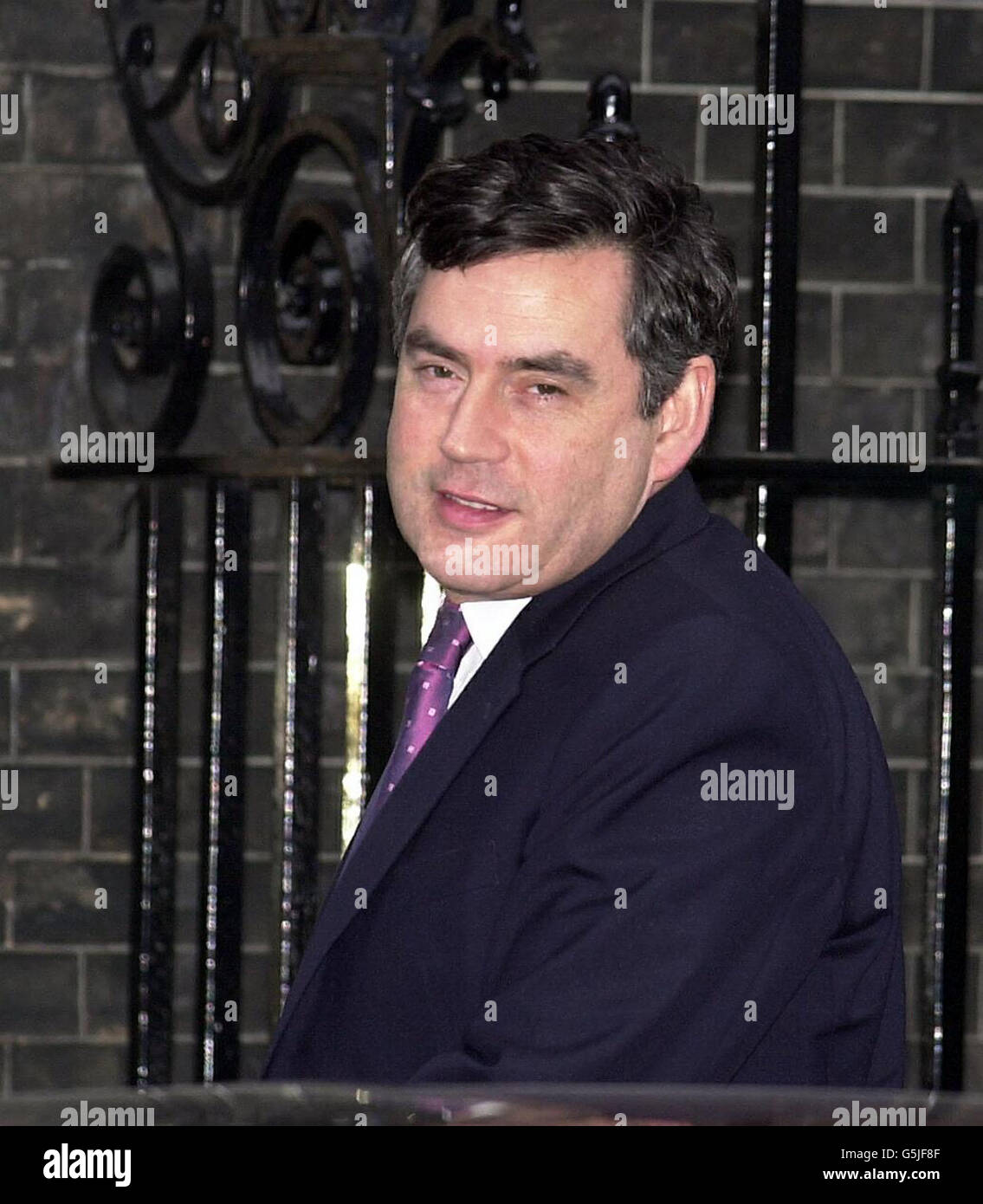 Bundeskanzler Gordon Brown kommt am Tag der Rede vor dem Haushaltsplan zur Kabinettssitzung in Downing St, London, an. Der Luft- und Raumfahrtgigant BAE Systems kündigte an, aufgrund der Verlangsamung nach den Terroranschlägen vom 11. September 1700 Arbeitsplätze zu kürzen. Stockfoto