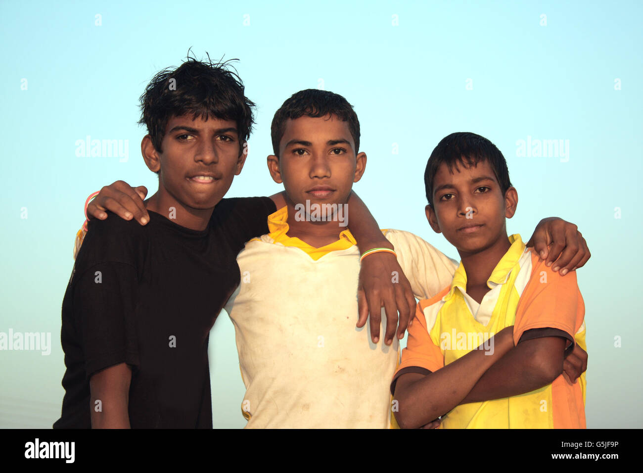 Ein Porträt einer Gruppe von armen Kinder aus ländlichen Indien. Stockfoto