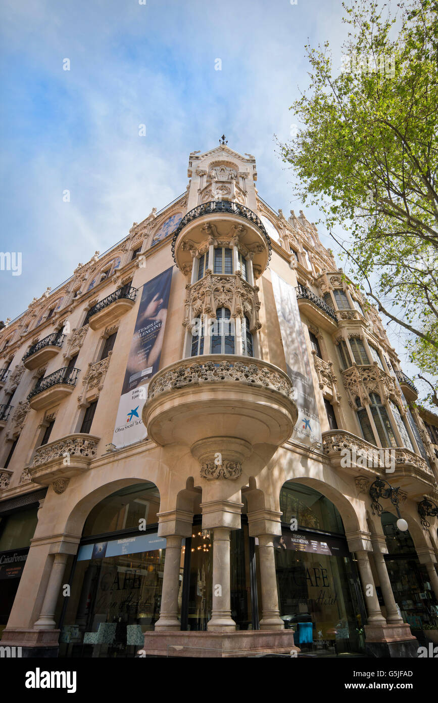 Vertikale Straßenansicht des Gran Hotels in Palma de Mallorca. Stockfoto