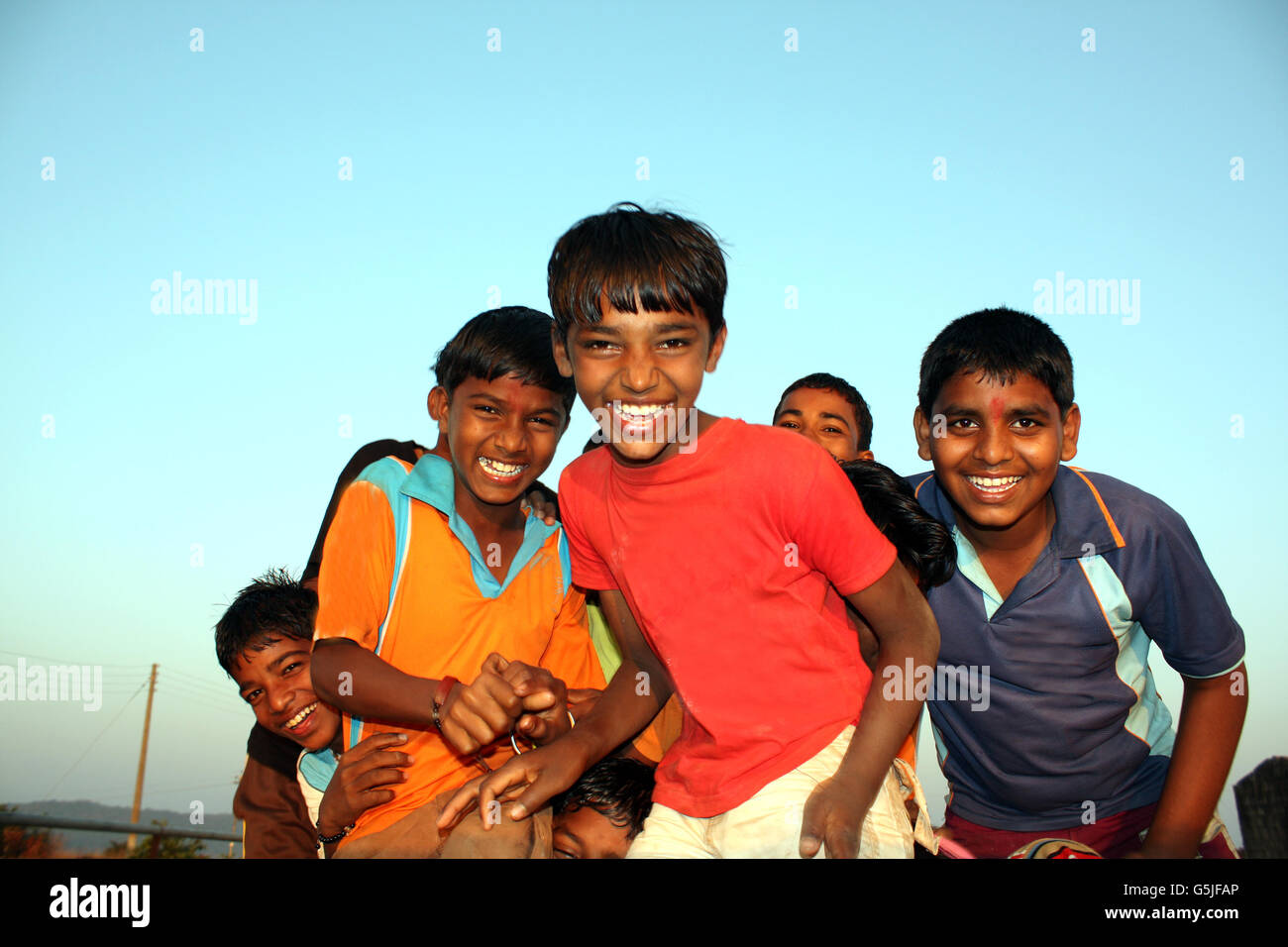 Arme Kinder aus Indien in eine fröhliche Stimmung. Stockfoto