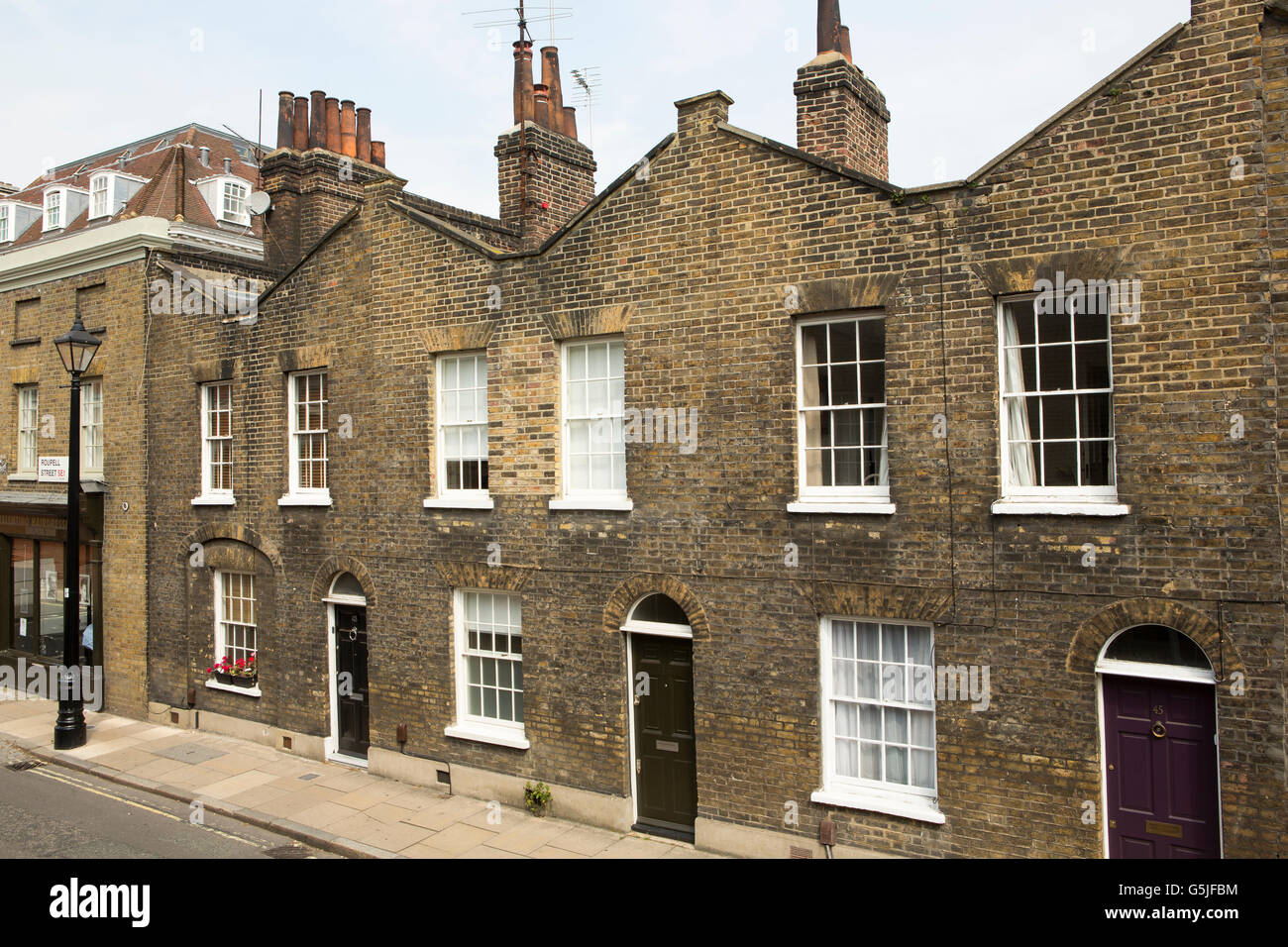 Ruhigen georgianischen Straße im zentralen London Borough of Lambeth. Gutes Beispiel für Terraced Eigenschaften. Stockfoto