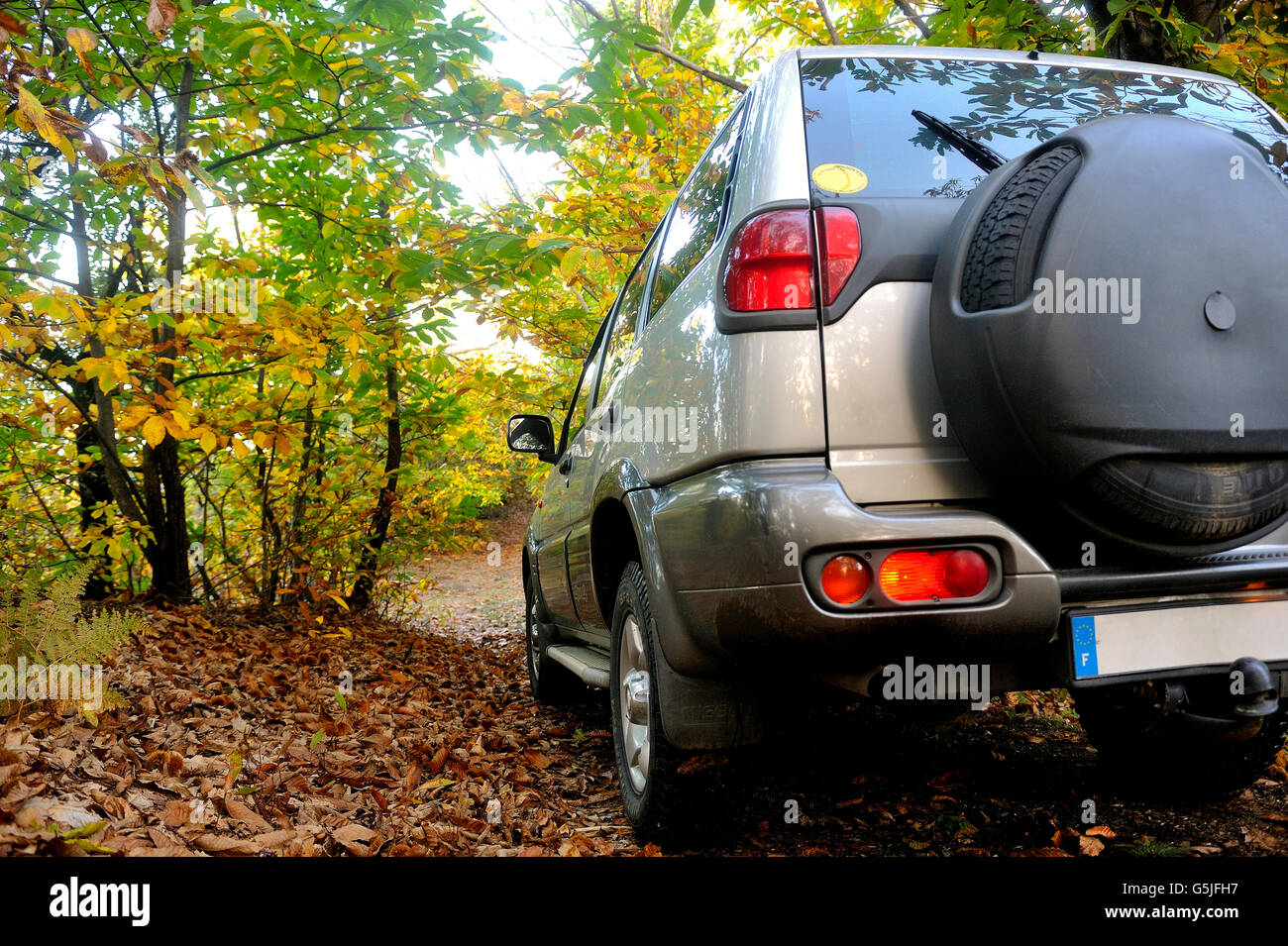 Offroad Fahrzeug fahren in den Wald des Nationalparks der Cevennen im Herbst. Stockfoto