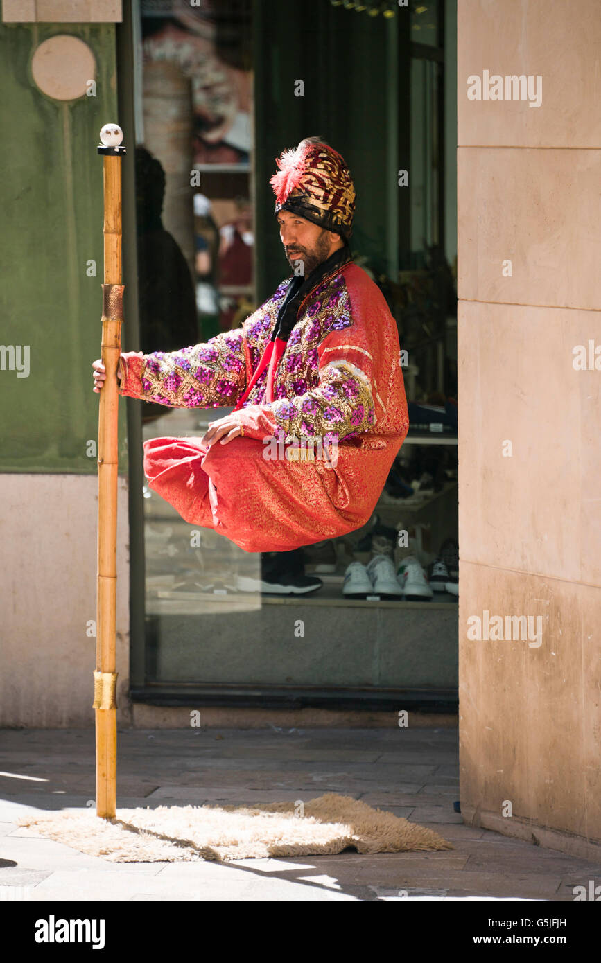 Vertikale Porträt des schwebenden Straßenkünstler in Palma de Mallorca. Stockfoto