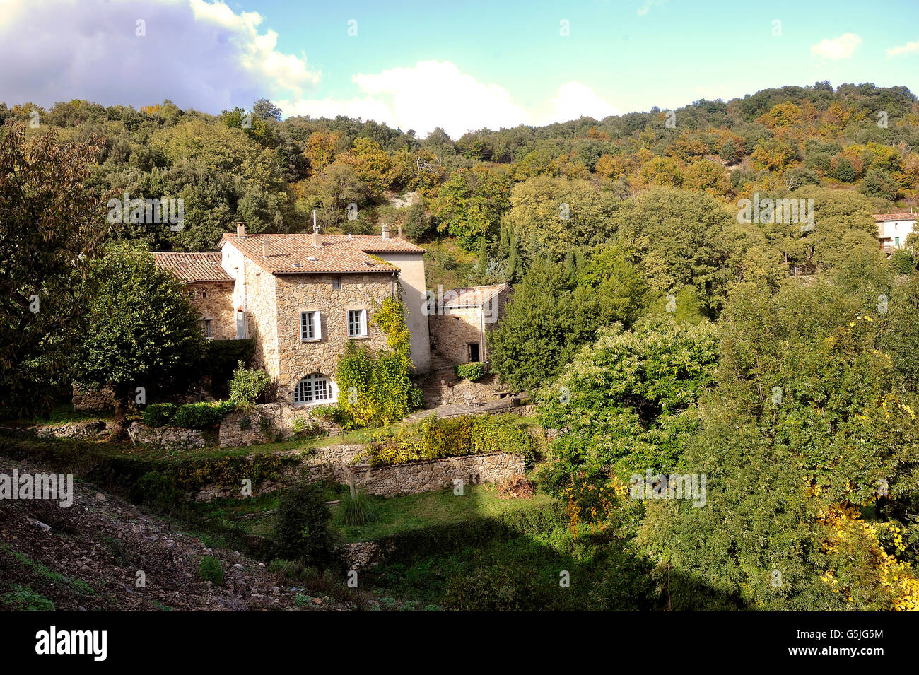 Dorf, umgeben von Natur im Herzen der französischen Cevennen-Nationalpark im vollen Herbst Stockfoto