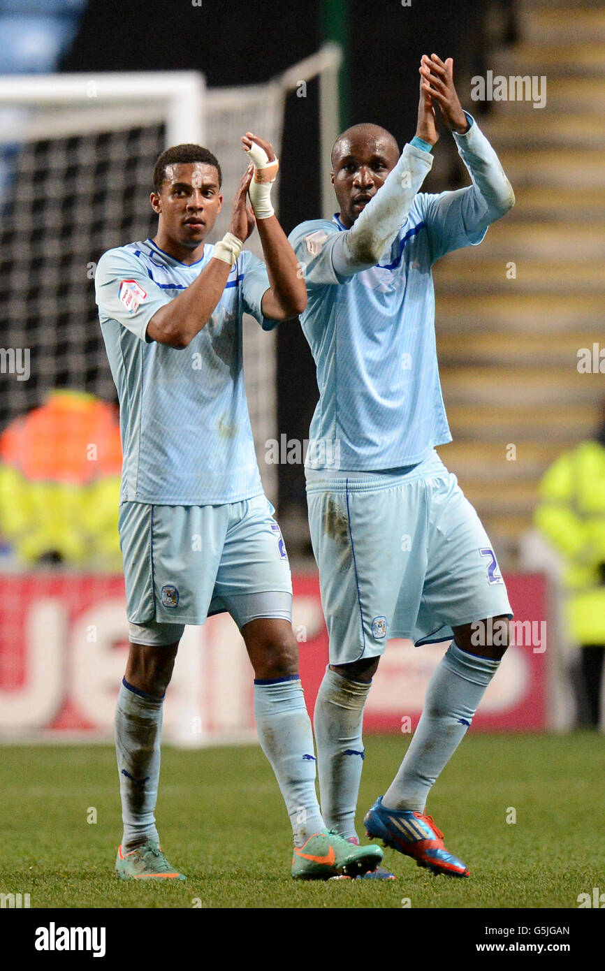 Cyrus Christie von Coventry City und William Edjenguele (rechts) applaudieren den Fans beim Schlusspfiff Stockfoto