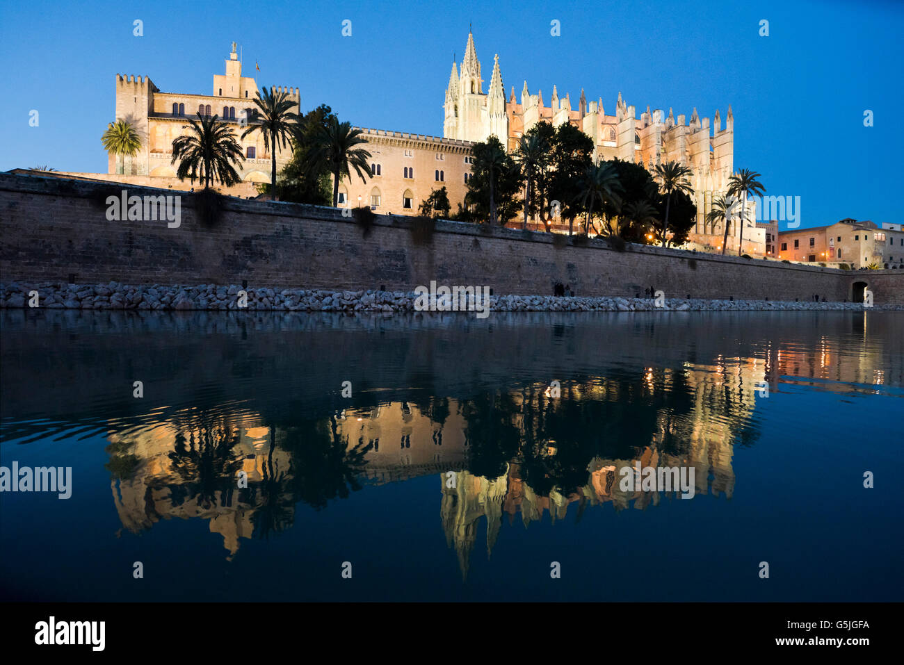 Horizontale Nacht Zeit Blick auf die Kathedrale von Santa Maria von Palma, auch bekannt als La Seu auf Mallorca. Stockfoto