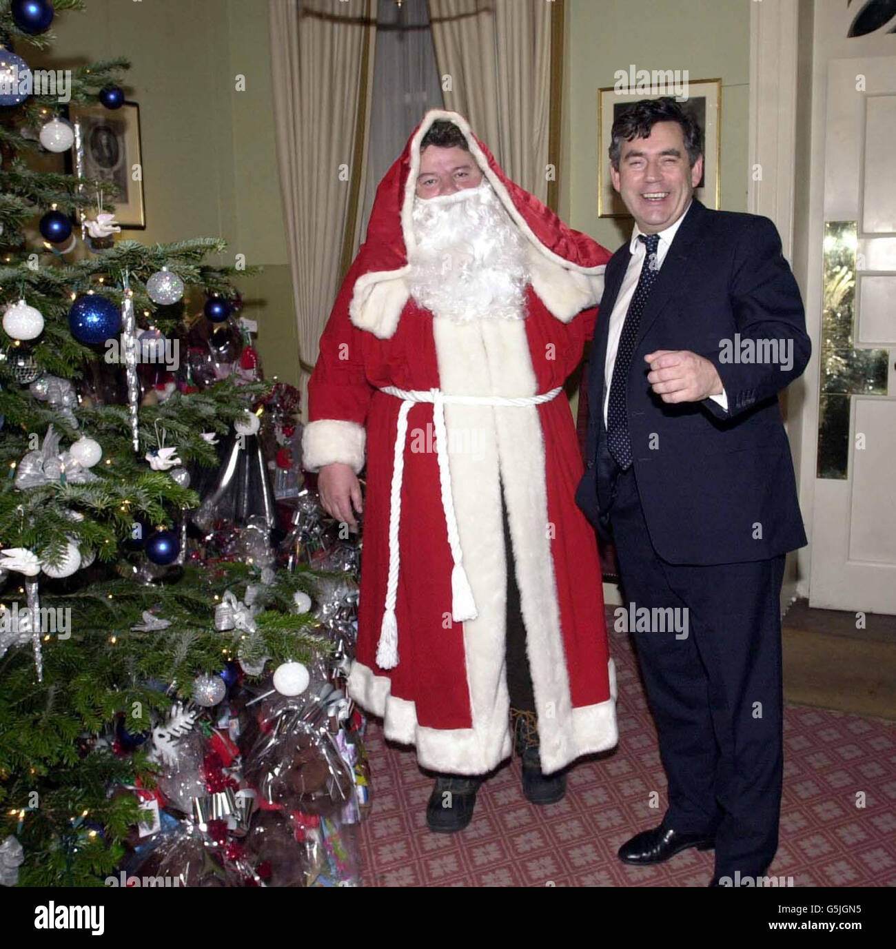 Der Kanzler Gordon Brown (rechts) posiert mit dem Schauspieler Robbie Coltrane als Weihnachtsmann auf einer Weihnachtsfeier in der Nr. 11 Downing Street, London. * der Kanzler verwandelte seine offizielle Residenz in eine festliche Grotte für seine jährliche Kinderweihnachtsfeier zu Ehren der Wohltätigkeitsorganisation Rainbow Trust, die die Familien von Kindern mit lebensbedrohlichen Krankheiten unterstützt. Zauberer, Jongleure und prominente Gäste - darunter die Comedienne Dawn French - unterhielten 50 Kinder und ihre Familien. Stockfoto