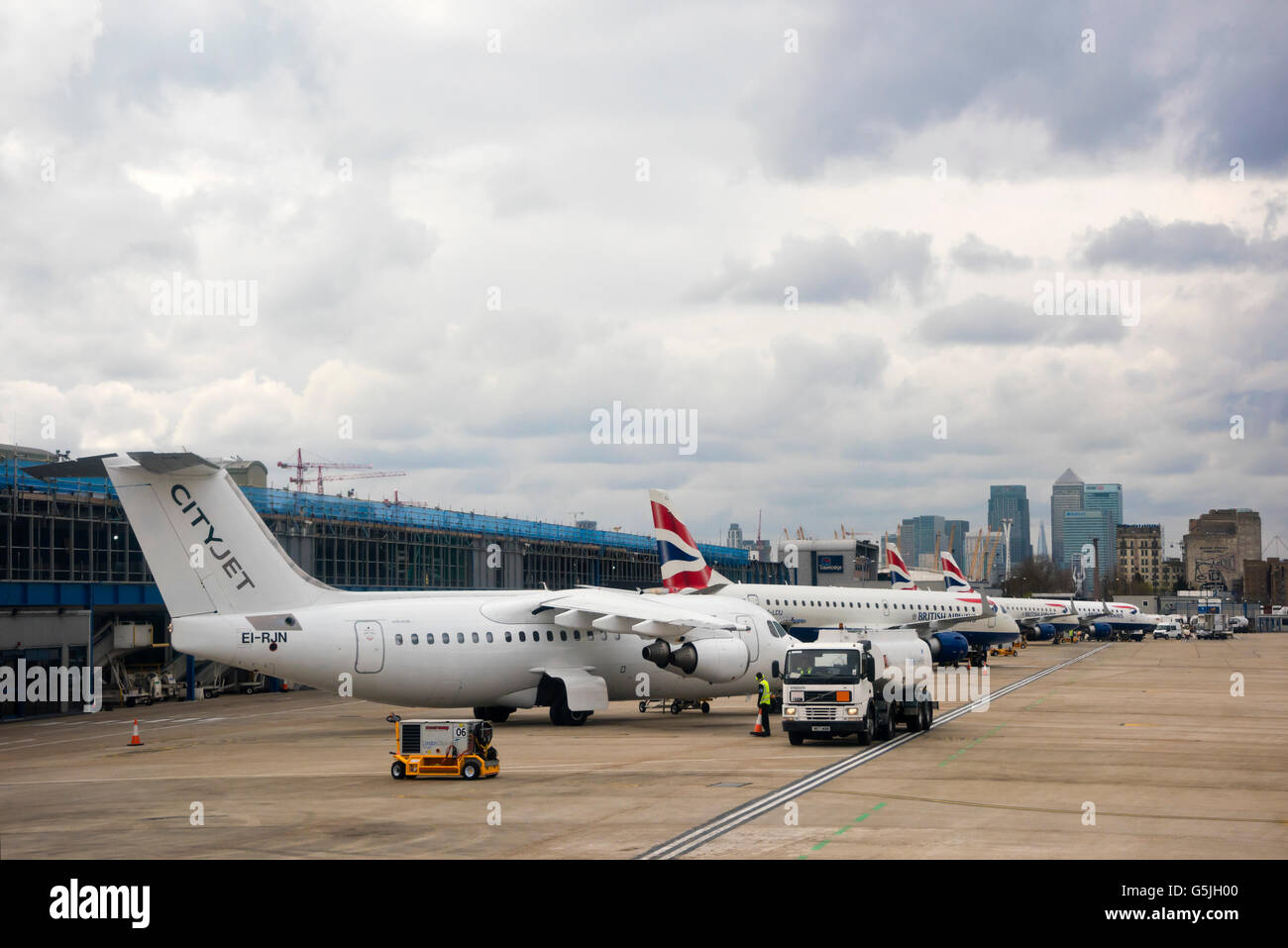 Horizontale Ansicht der Flugzeuge warten auf den Abflug-Gates am London City Airport. Stockfoto