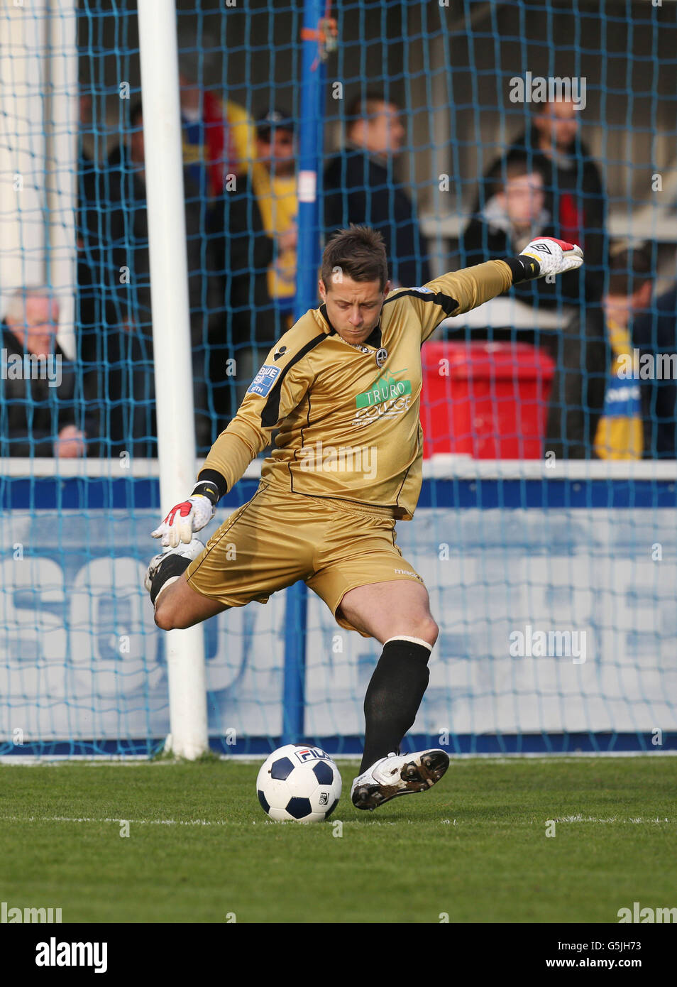 Torwart Luke McCormick, der nach dem Tod von 2 Kindern bei einem Autounfall im Jahr 2008 ins Gefängnis kam, startet sein erstes Fußballspiel für Truro City gegen Farnborough, nachdem er während des Spiels der FA Trophy Third Qualifying Round im Rushmoor Community Stadium, Farnborough, aus dem Gefängnis entlassen wurde. Stockfoto