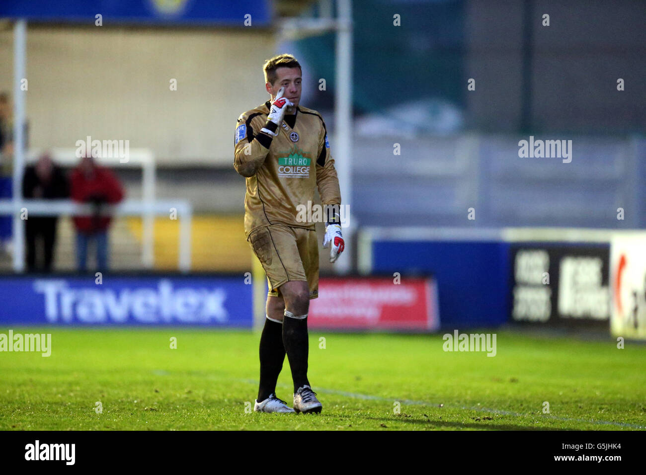 Torwart Luke McCormick, der nach dem Tod von 2 Kindern bei einem Autounfall im Jahr 2008 ins Gefängnis kam, startet sein erstes Fußballspiel für Truro City gegen Farnborough, nachdem er während des Spiels der FA Trophy Third Qualifying Round im Rushmoor Community Stadium, Farnborough, aus dem Gefängnis entlassen wurde. Stockfoto