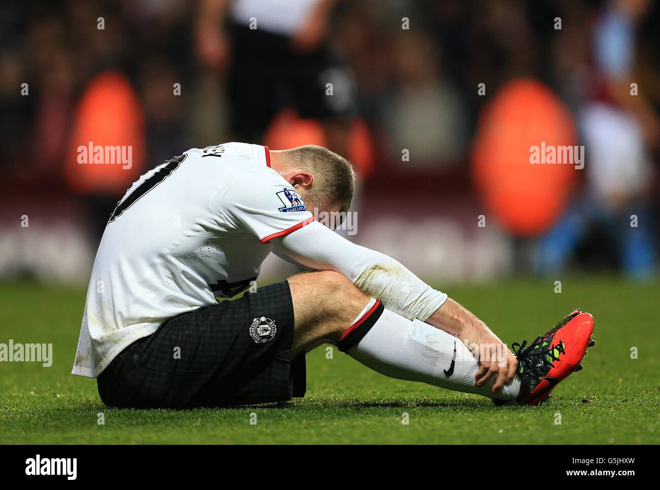 Fußball - Barclays Premier League - Aston Villa gegen Manchester United - Villa Park. Wayne Rooney von Manchester United kämpft, nachdem er sich verletzt hat Stockfoto