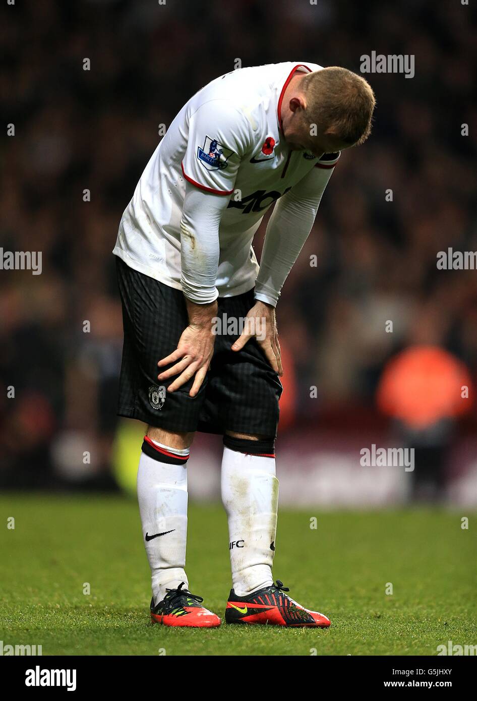 Fußball - Barclays Premier League - Aston Villa gegen Manchester United - Villa Park. Wayne Rooney von Manchester United kämpft, nachdem er sich verletzt hat Stockfoto