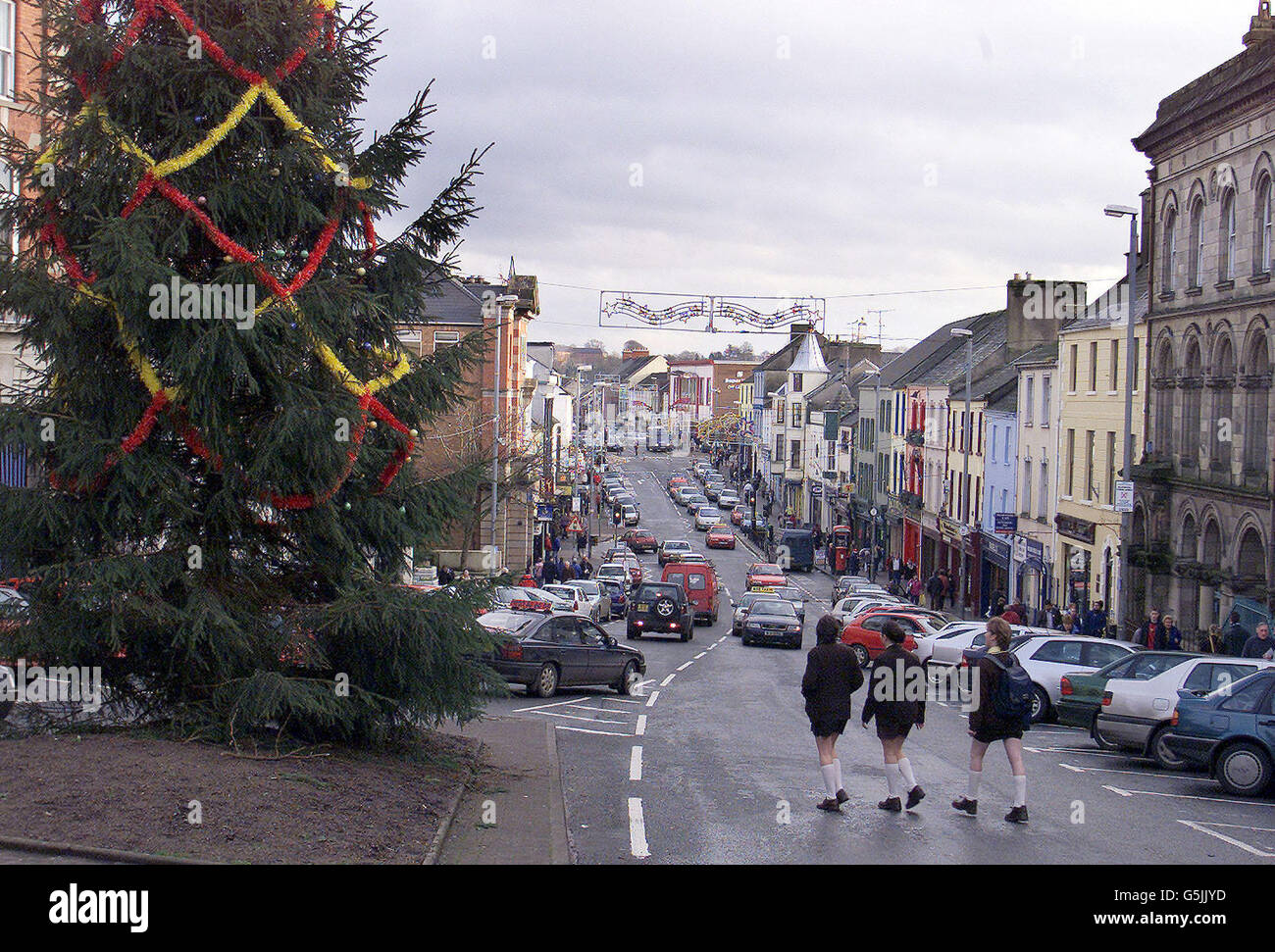 Stadtzentrum von Omagh, Nordirland an dem Tag, an dem der lokale Abgeordnete Pat Doherty die Abschaffung der Polizeisonderstelle forderte, nachdem der gestrige Berichtsentwurf über den Omagh-Bombenanschlag im August 1998, bei dem 29 Menschen ums Leben kamen, durchgesickert wurde. * Es wurde behauptet, dass die Beamten der Sonderabteilung 11 Tage vor der Detonation der Autobombe durch die Real IRA von der Drohung informiert wurden und es wurde behauptet, dass die Terroristen abgeschreckt worden sein könnten, wenn sie die Informationen weitergegeben hätten. Stockfoto