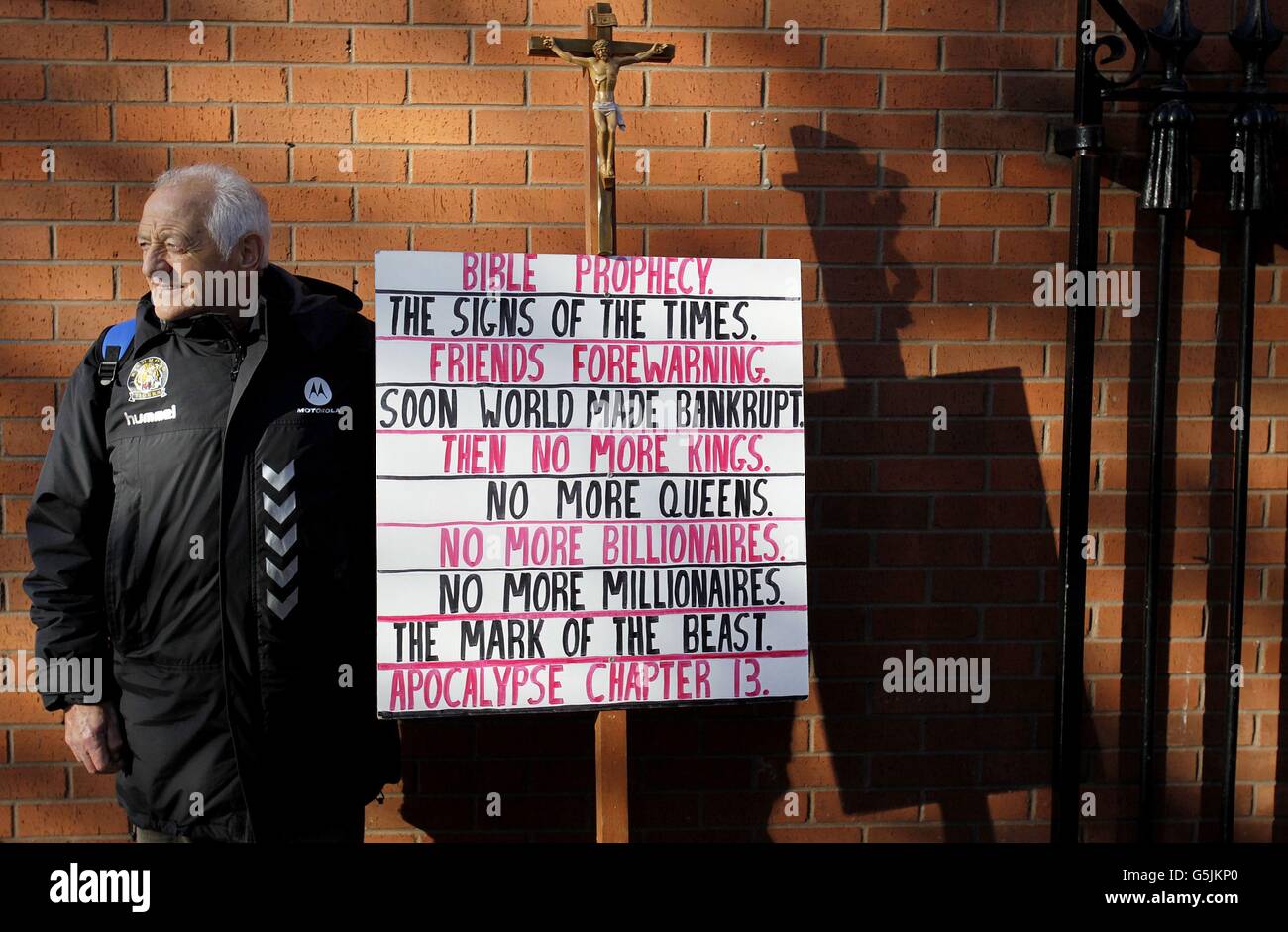 Protestor John Mc Donagh vor dem Obersten Gerichtshof in Dublin als Ex-Milliardär-Tycoon begann Sean Quinn eine neunwöchige Haftstrafe wegen seiner Rolle in einem millionenschweren Vermögensabstreifungsgrundstück. Stockfoto