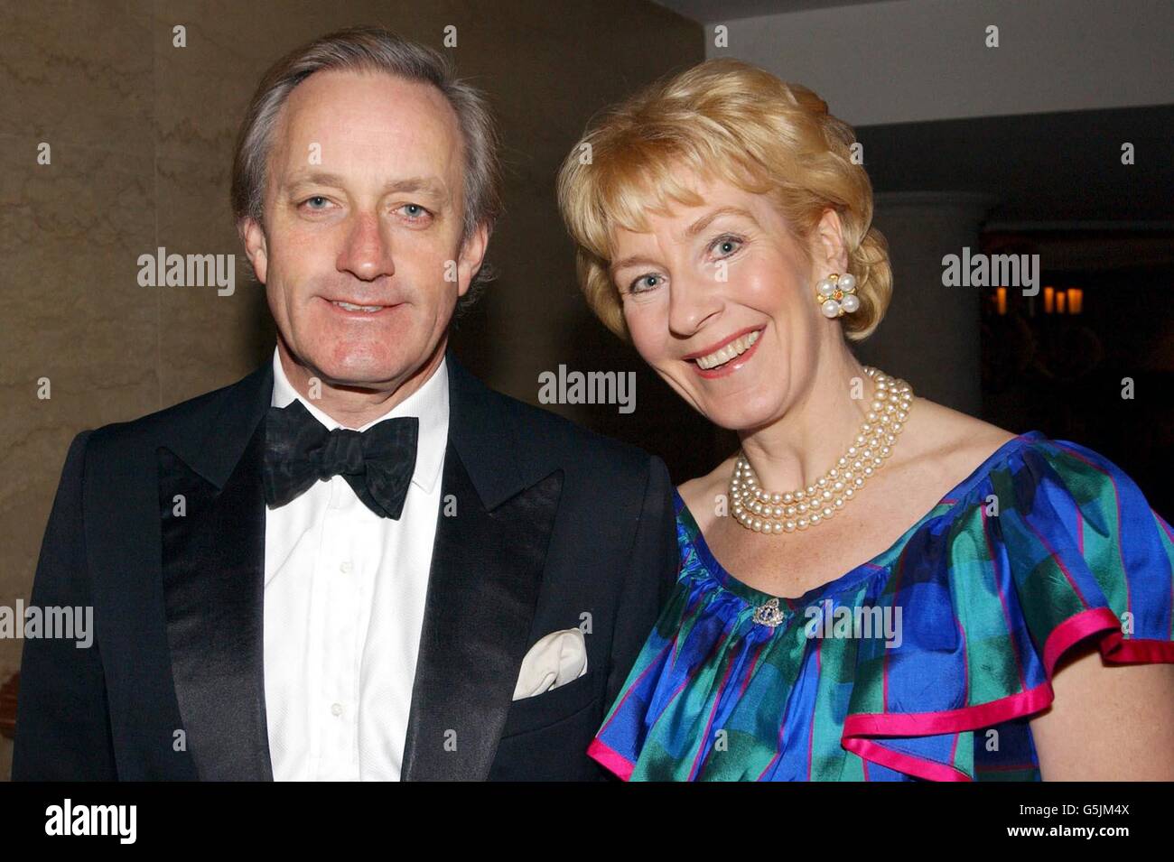 Neil und Christine Hamilton kommen zum Children's Wish Foundation Annual Ball im Hilton Hotel in der Londoner Park Lane. * 08/05/02 Neil und Christine Hamilton waren für eine Achterbahnfahrt, als sie eine neue 1 Million Fairground Attraktion starteten. Das beeindruckende Team von Ehemann und Ehefrau war Ehrengast bei der Eröffnung des US-amerikanischen Space Shot im Pleasureland Park in Southport, Merseyside. Stockfoto